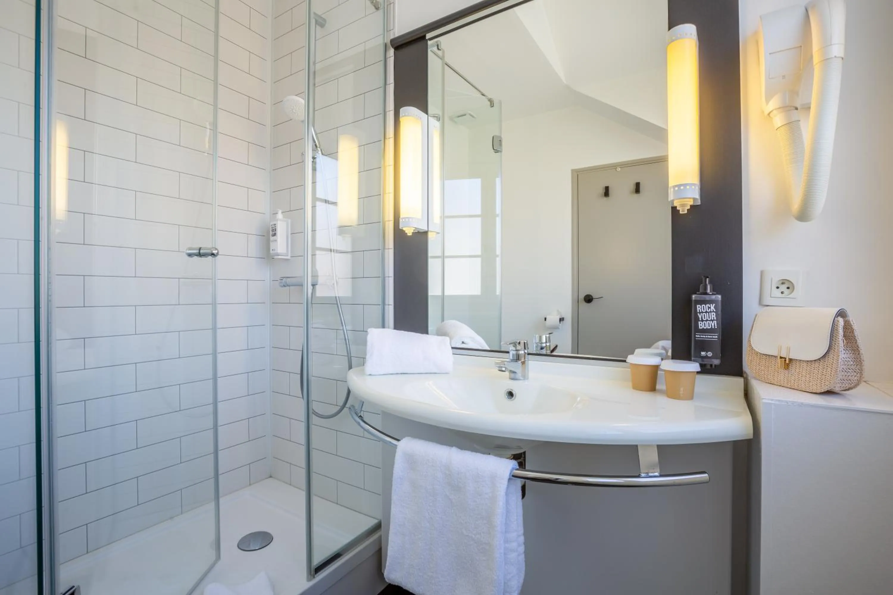 Bathroom in ibis Blois Centre Château