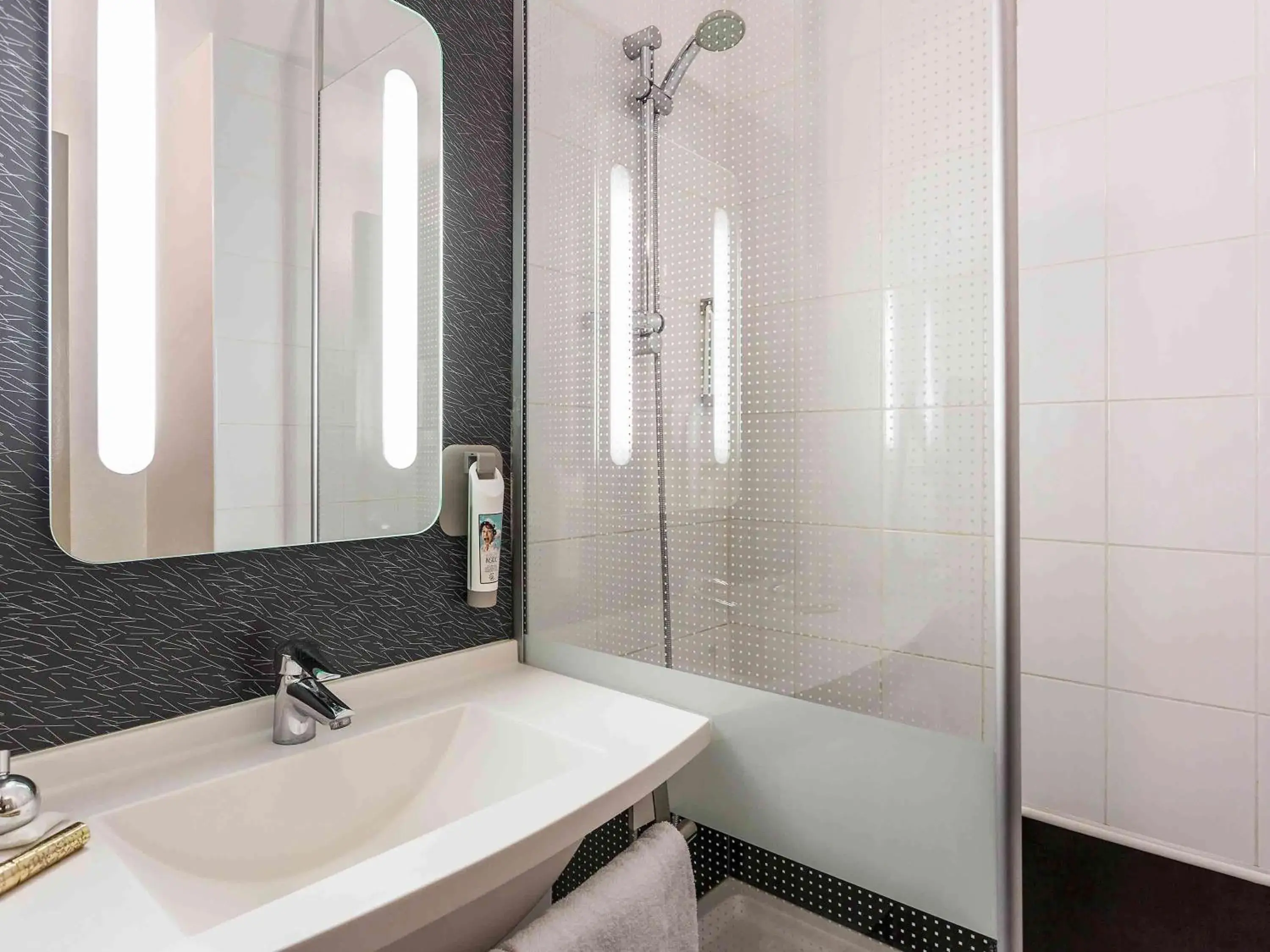 Photo of the whole room in ibis Thonon Centre Photo of the whole room in ibis Thonon Centre