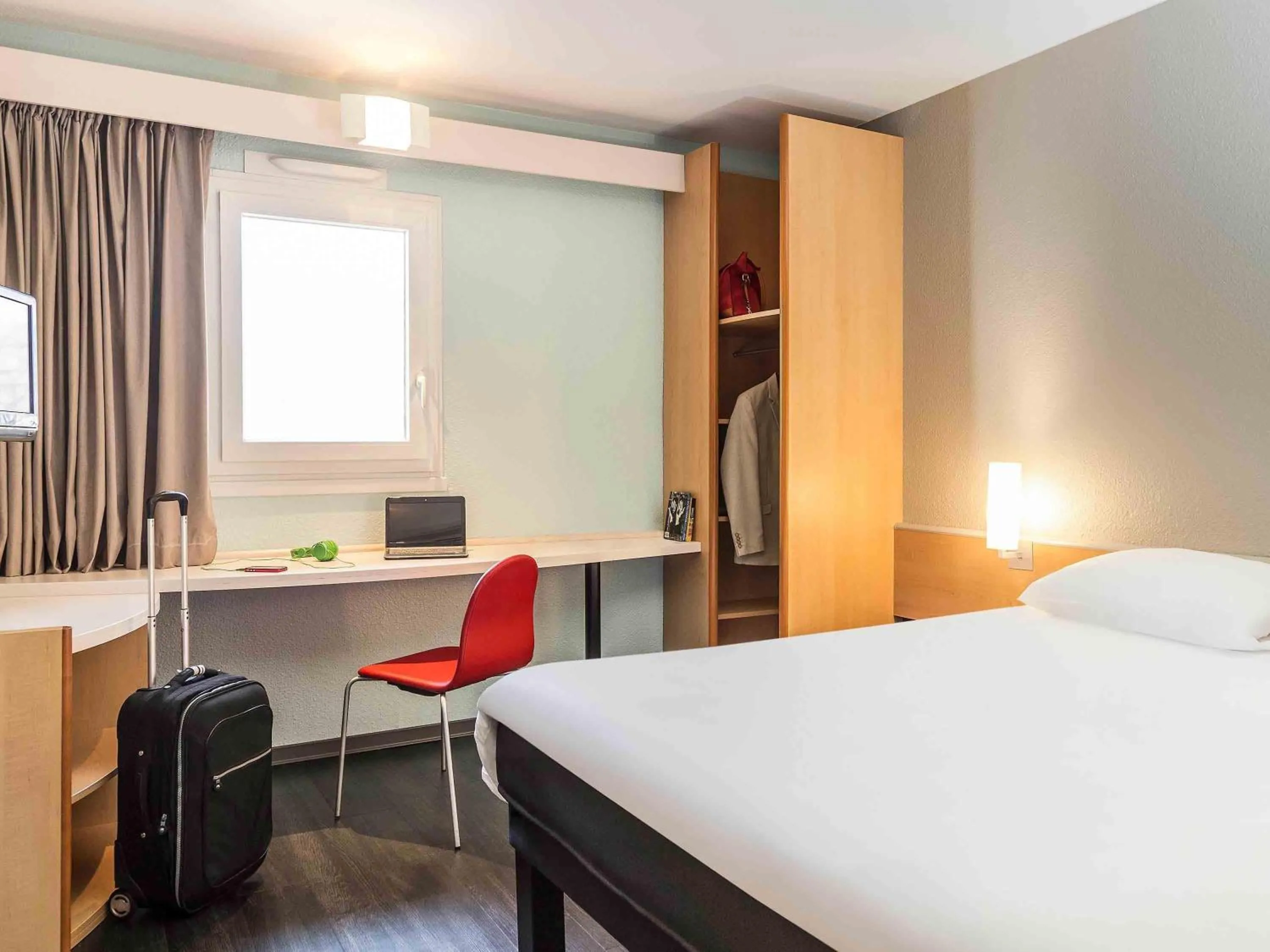 Bedroom, Bed in ibis Thonon Centre