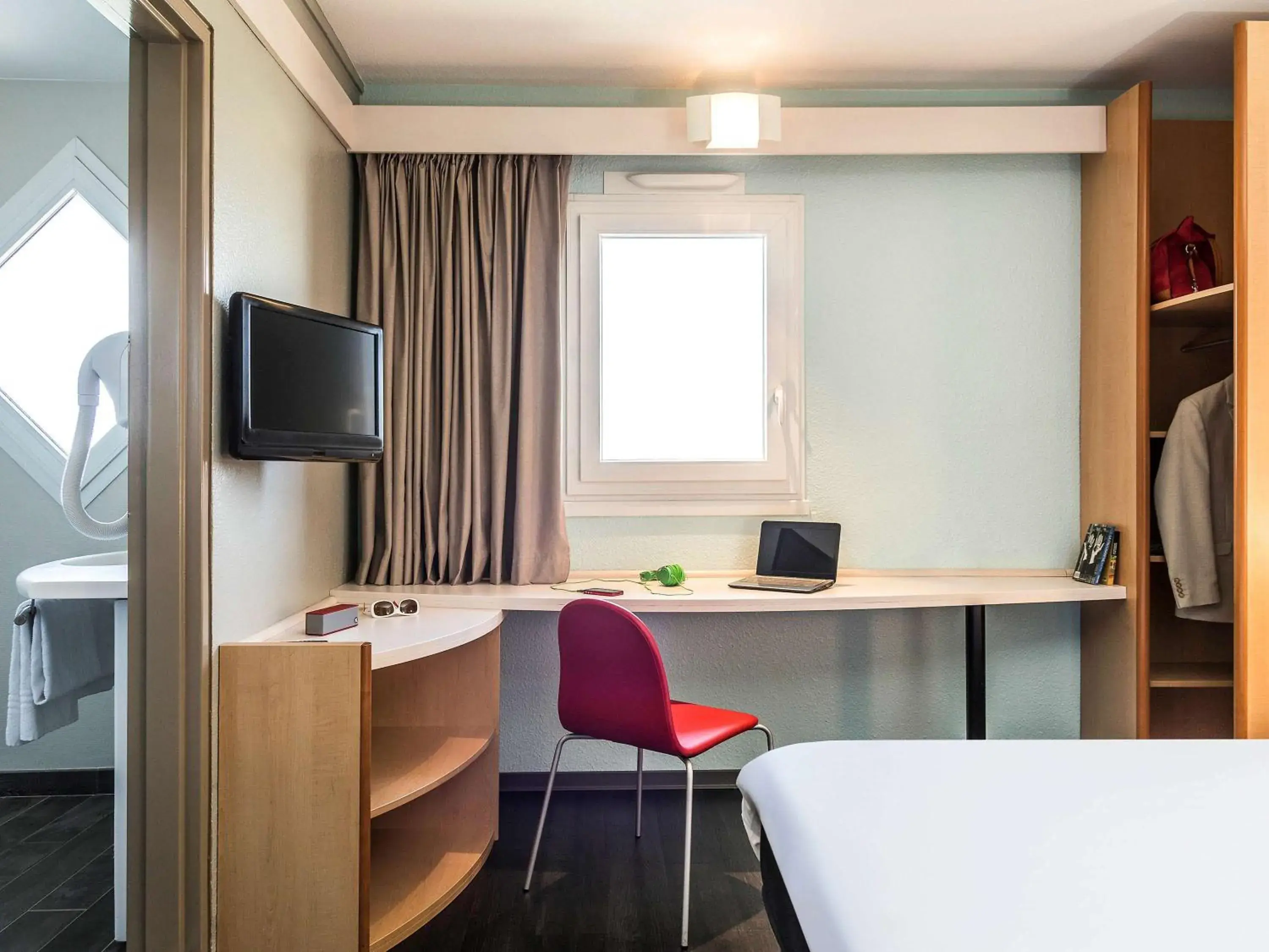 Photo of the whole room, Bed in ibis Thonon Centre Photo of the whole room, Bed in ibis Thonon Centre