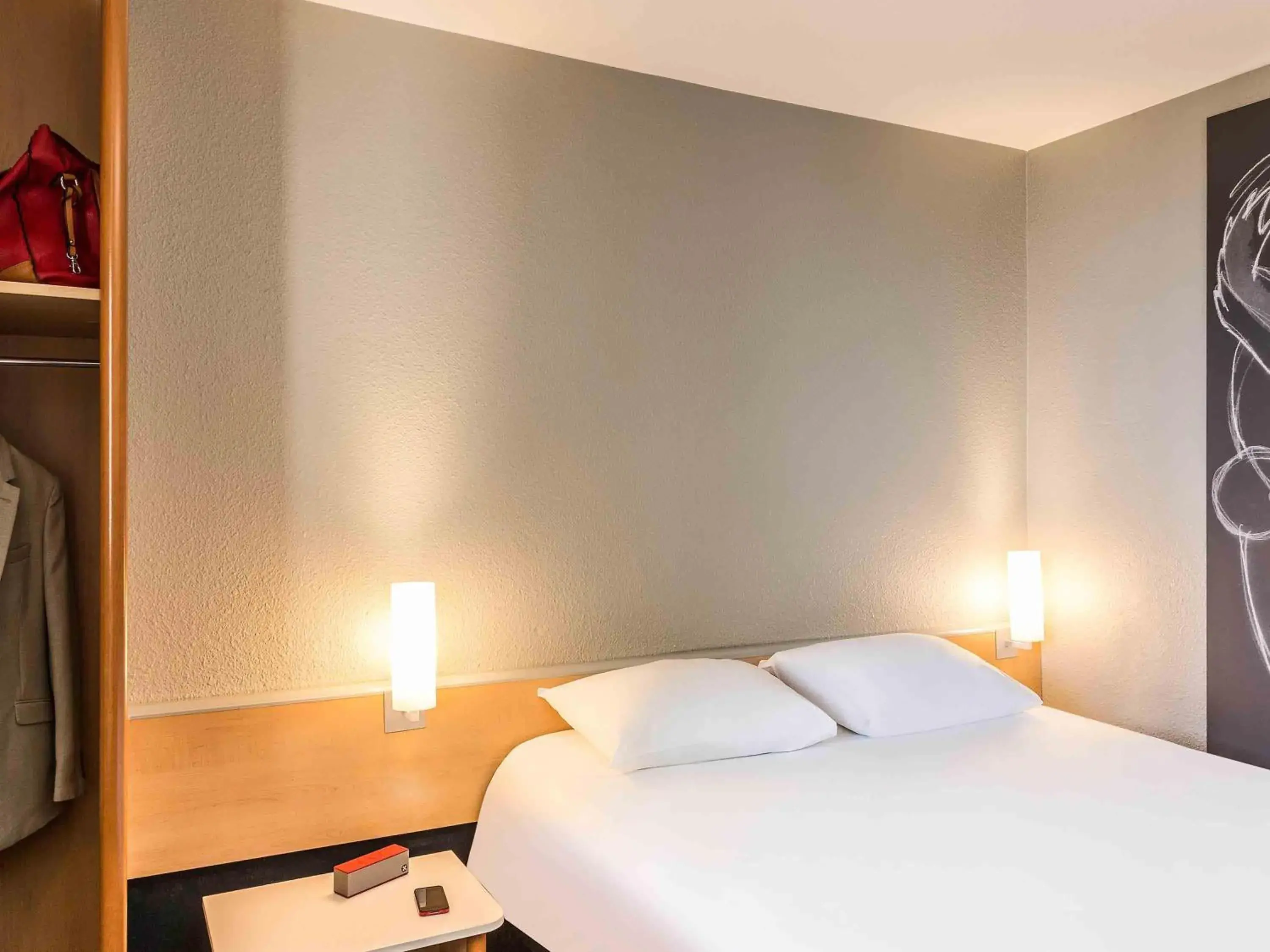 Double Room with Extra Bed - single occupancy in ibis Thonon Centre Double Room with Extra Bed - single occupancy in ibis Thonon Centre