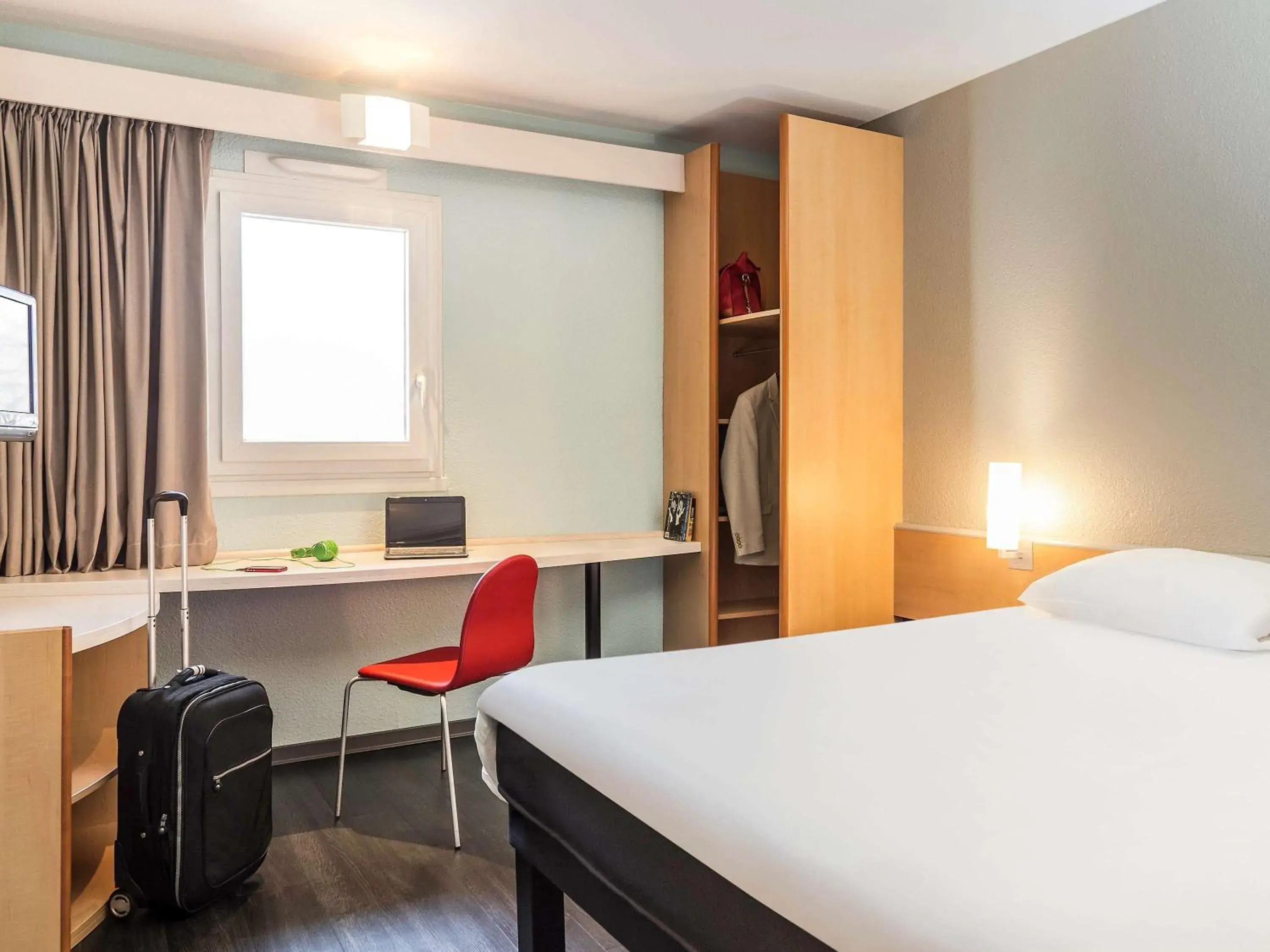 Photo of the whole room, Bed in ibis Thonon Centre Photo of the whole room, Bed in ibis Thonon Centre
