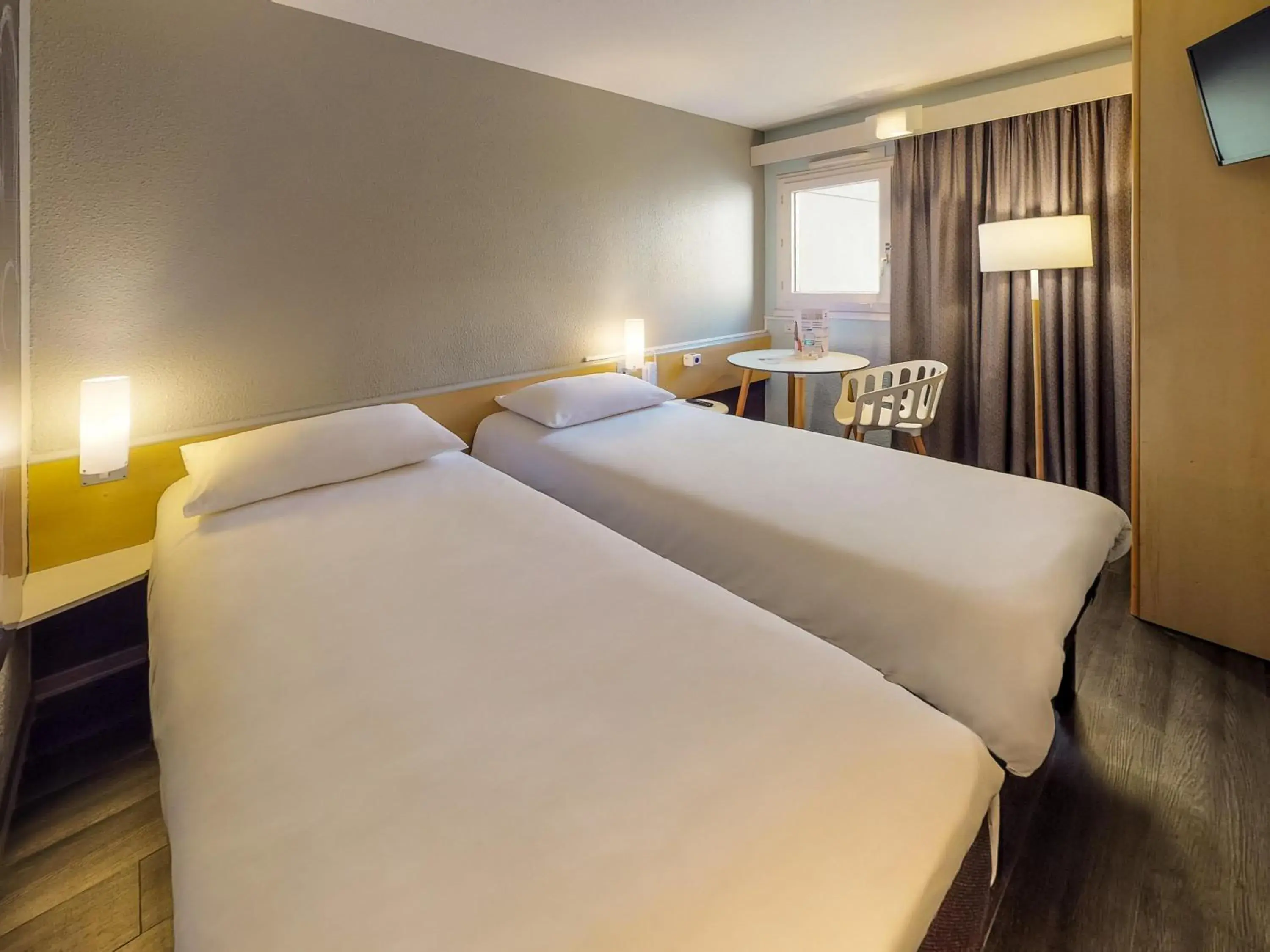 Standard Twin Room in ibis Thonon Centre Standard Twin Room in ibis Thonon Centre