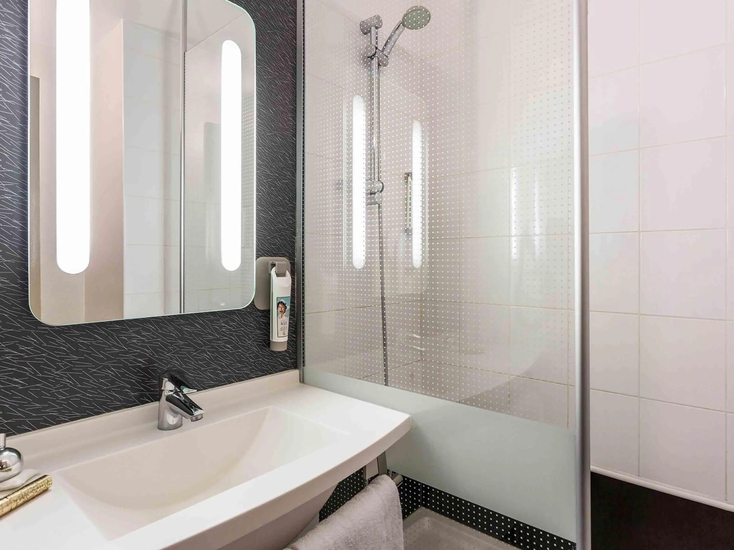 Bedroom in ibis Thonon Centre