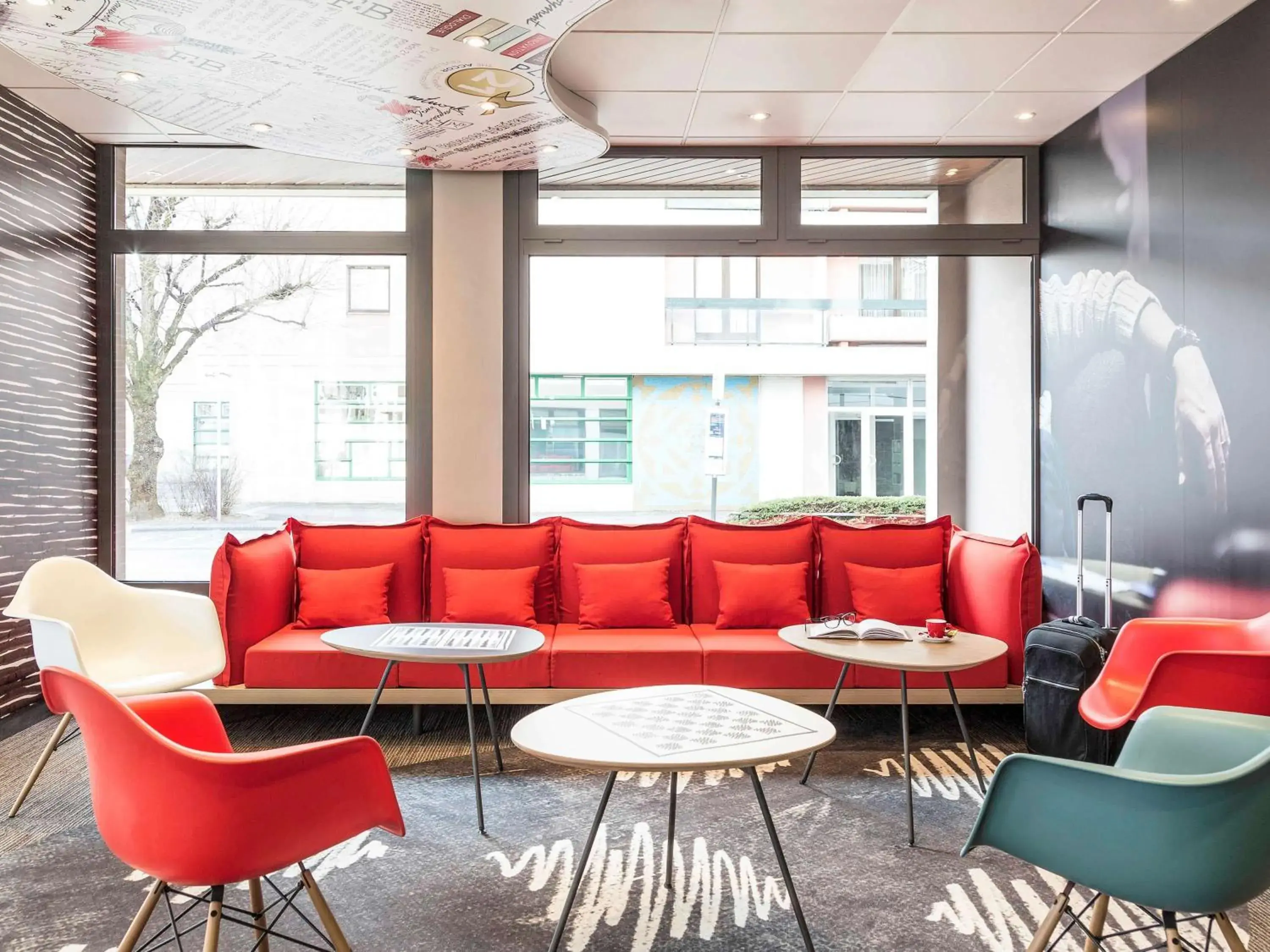 Lounge or bar in ibis Thonon Centre Lounge or bar in ibis Thonon Centre