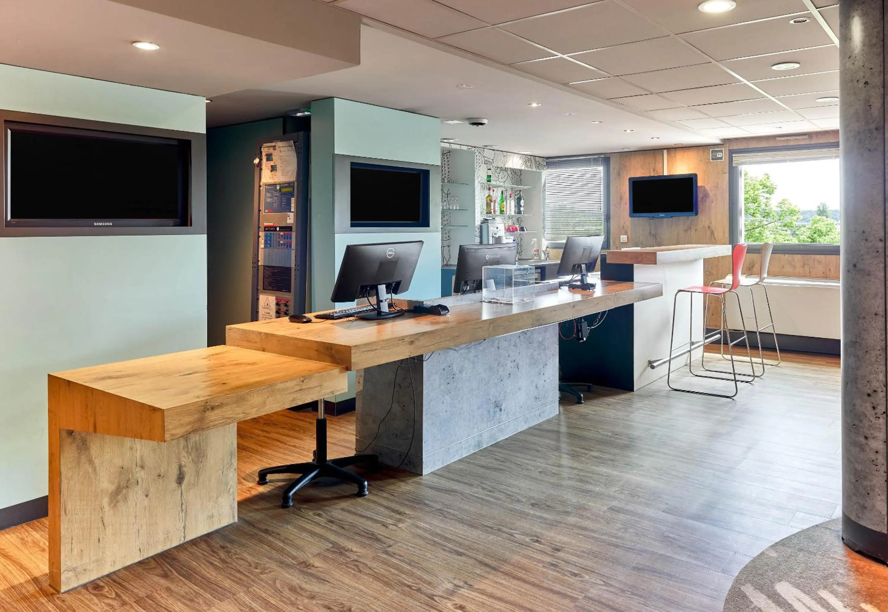 Lobby or reception in B&B HOTEL Versailles Le Chesnay