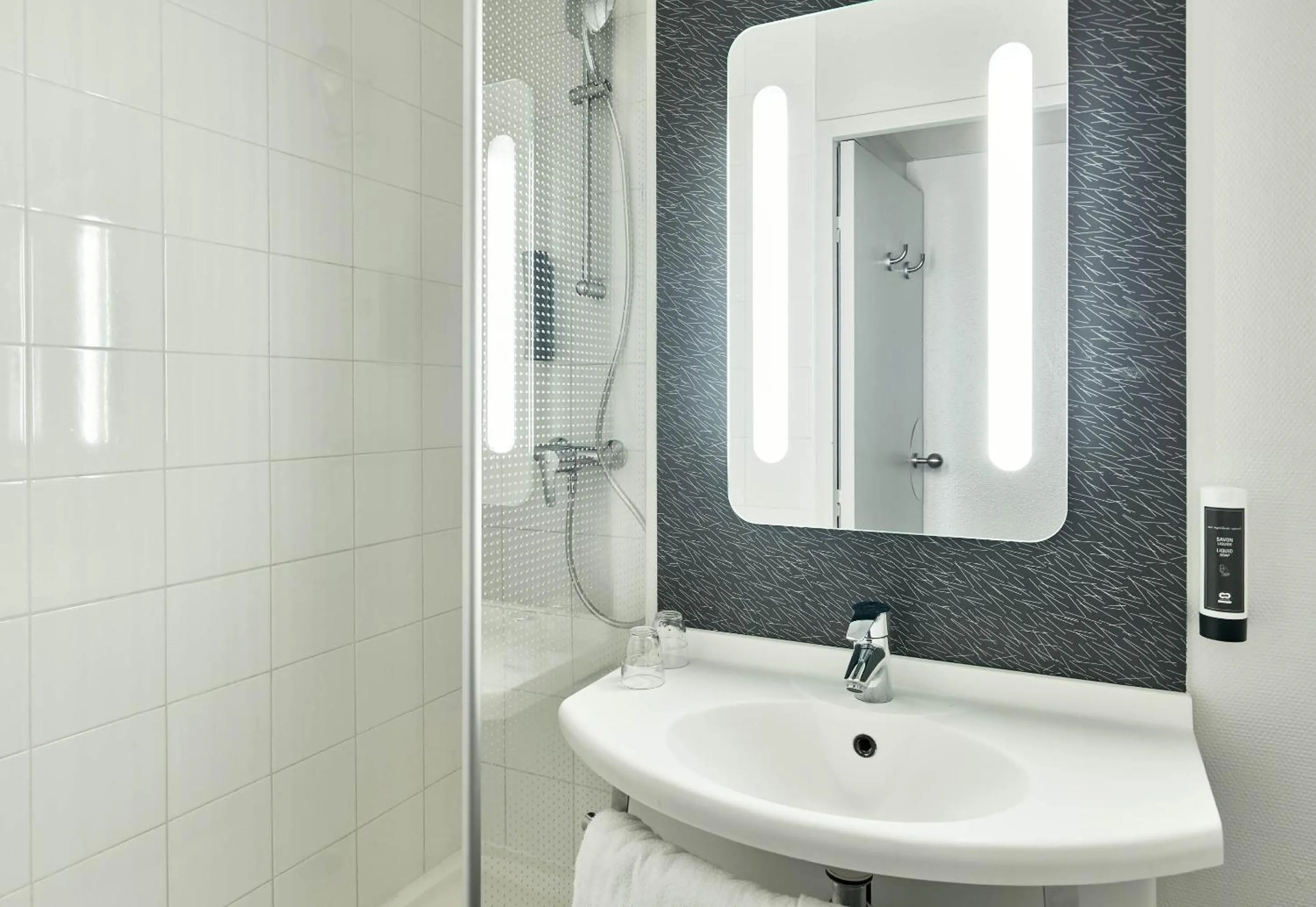 Bathroom in B&B HOTEL Versailles Le Chesnay