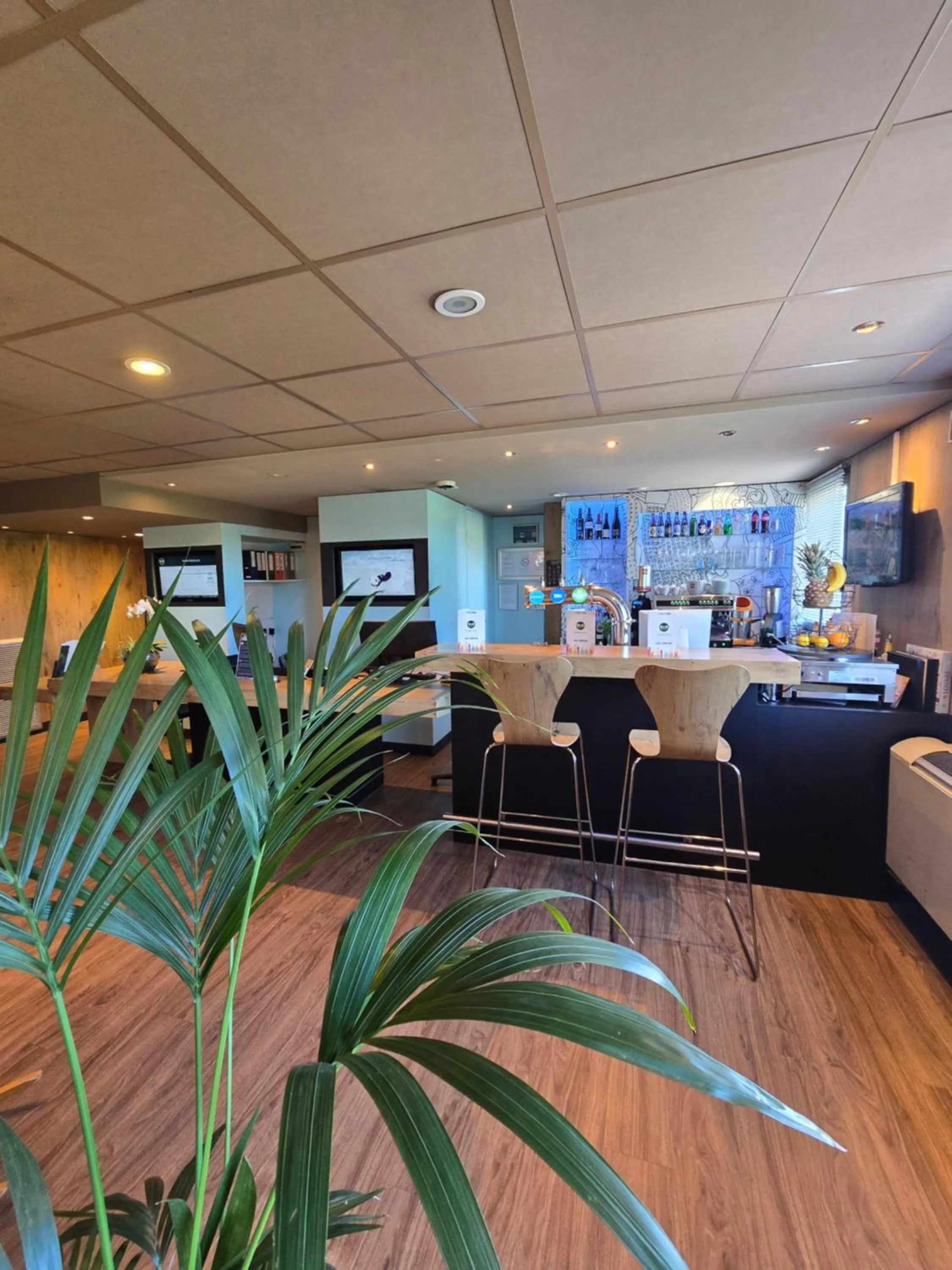 Lounge or bar in B&B HOTEL Versailles Le Chesnay