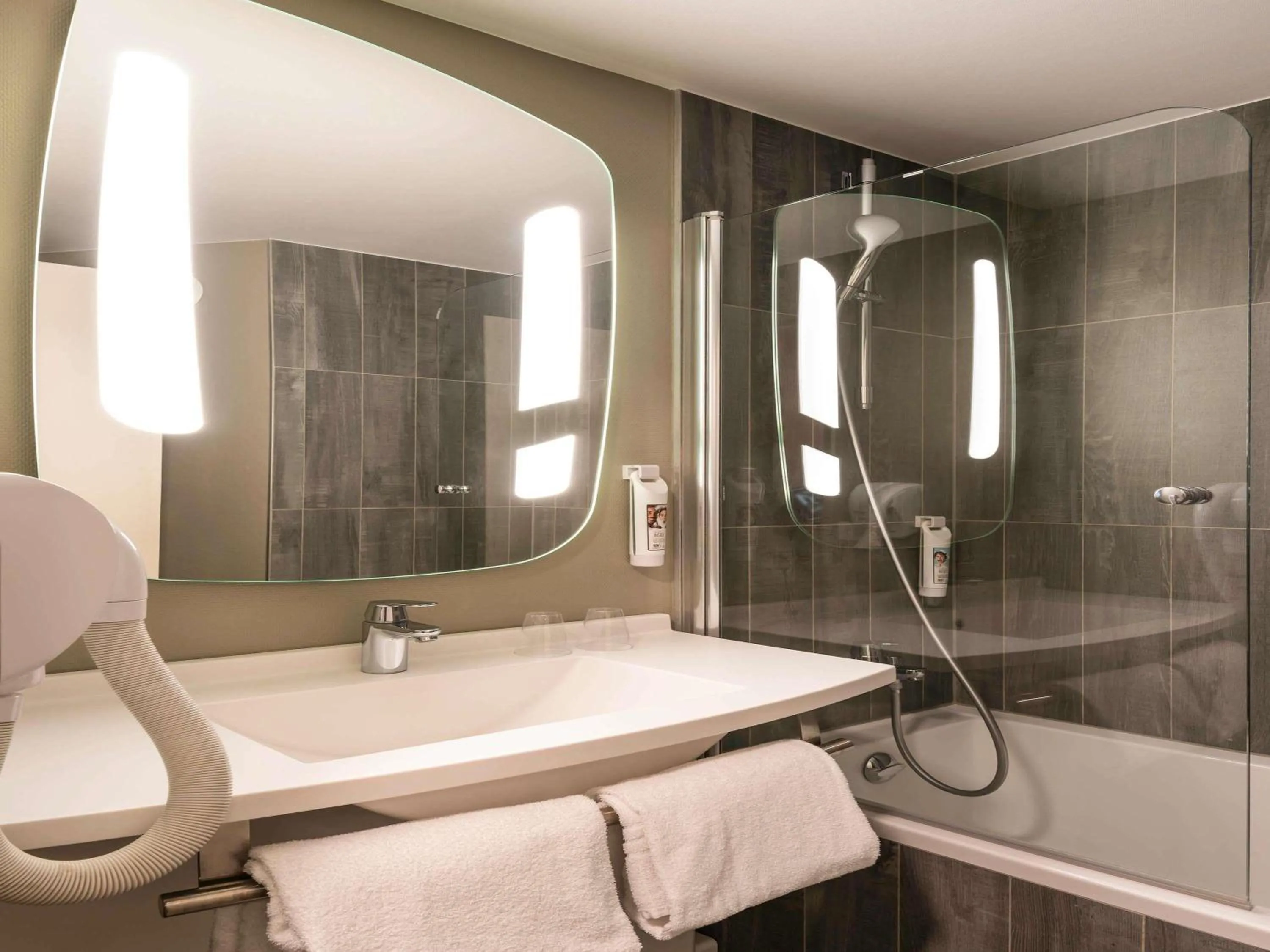 Bedroom in ibis Paris Alesia Montparnasse