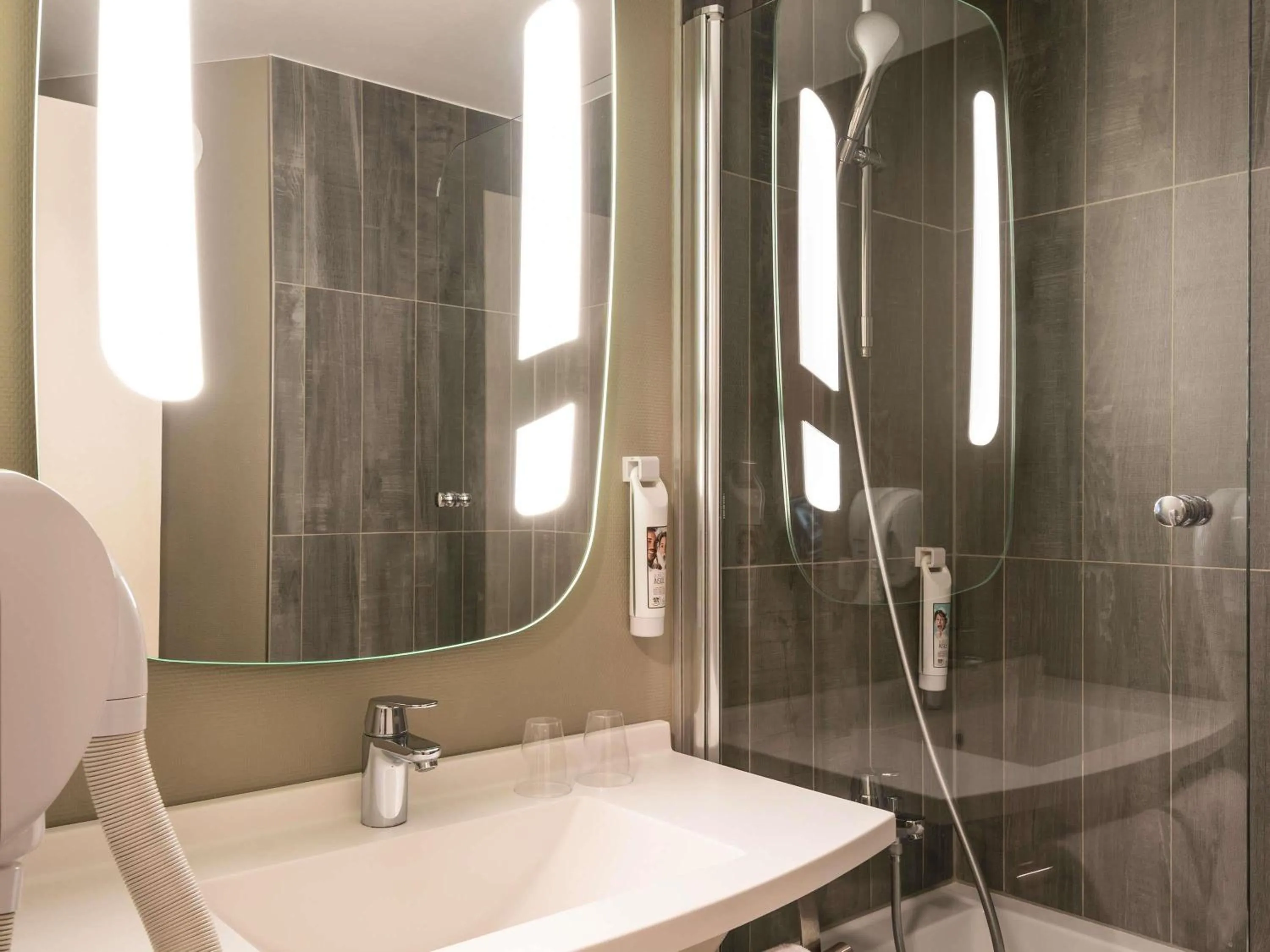 Bedroom in ibis Paris Alesia Montparnasse