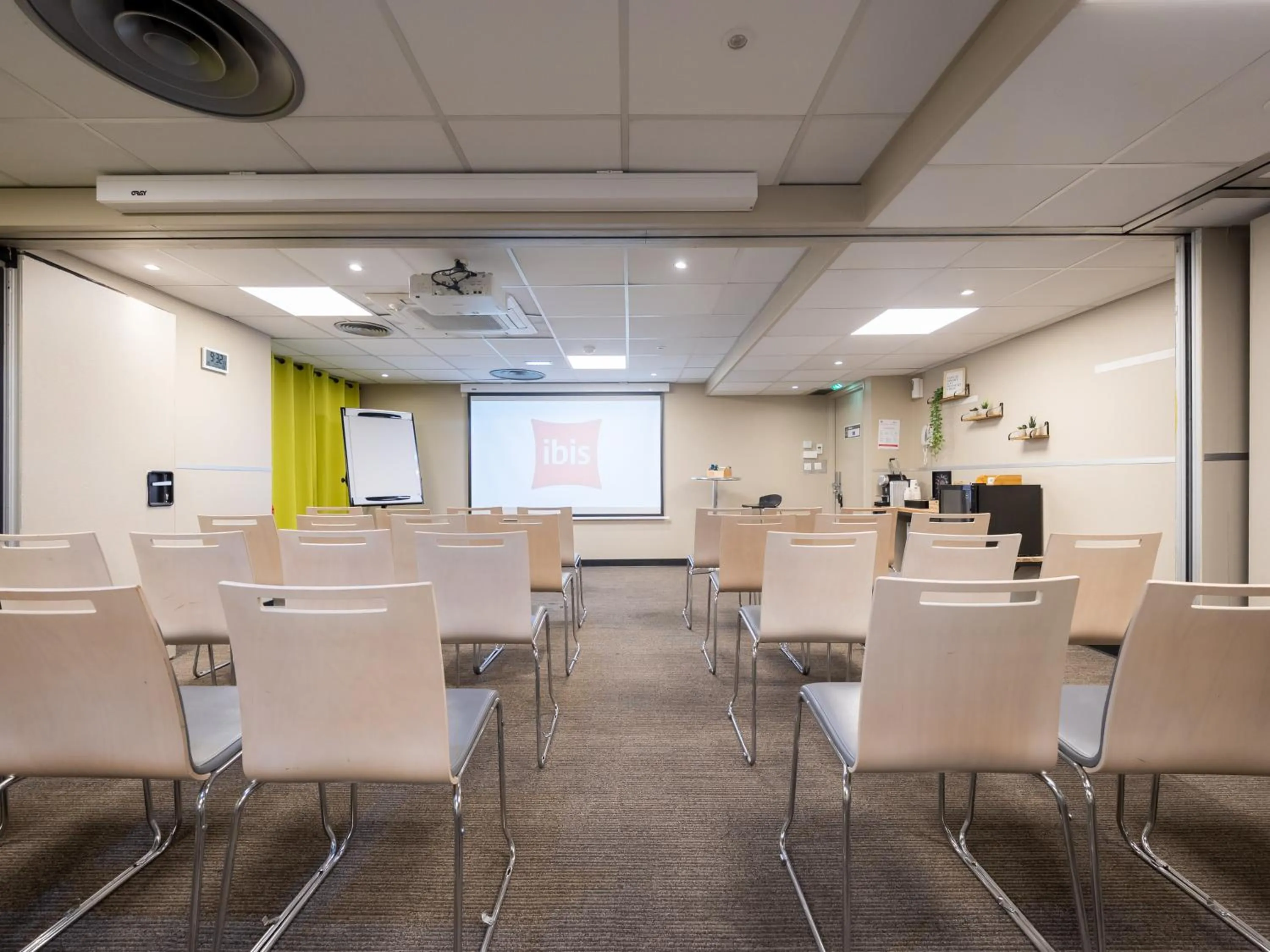 Meeting/conference room in ibis Paris Alesia Montparnasse