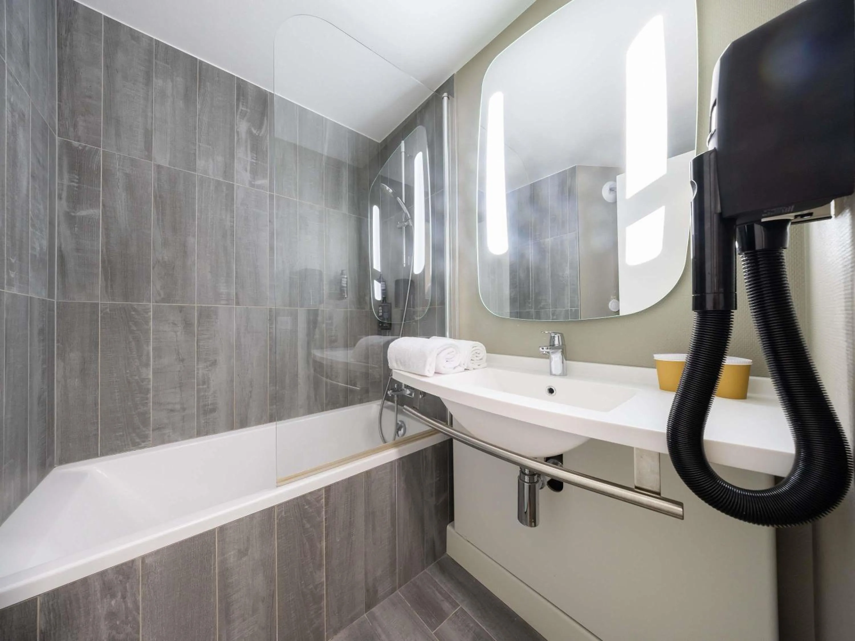 Bedroom in ibis Paris Alesia Montparnasse