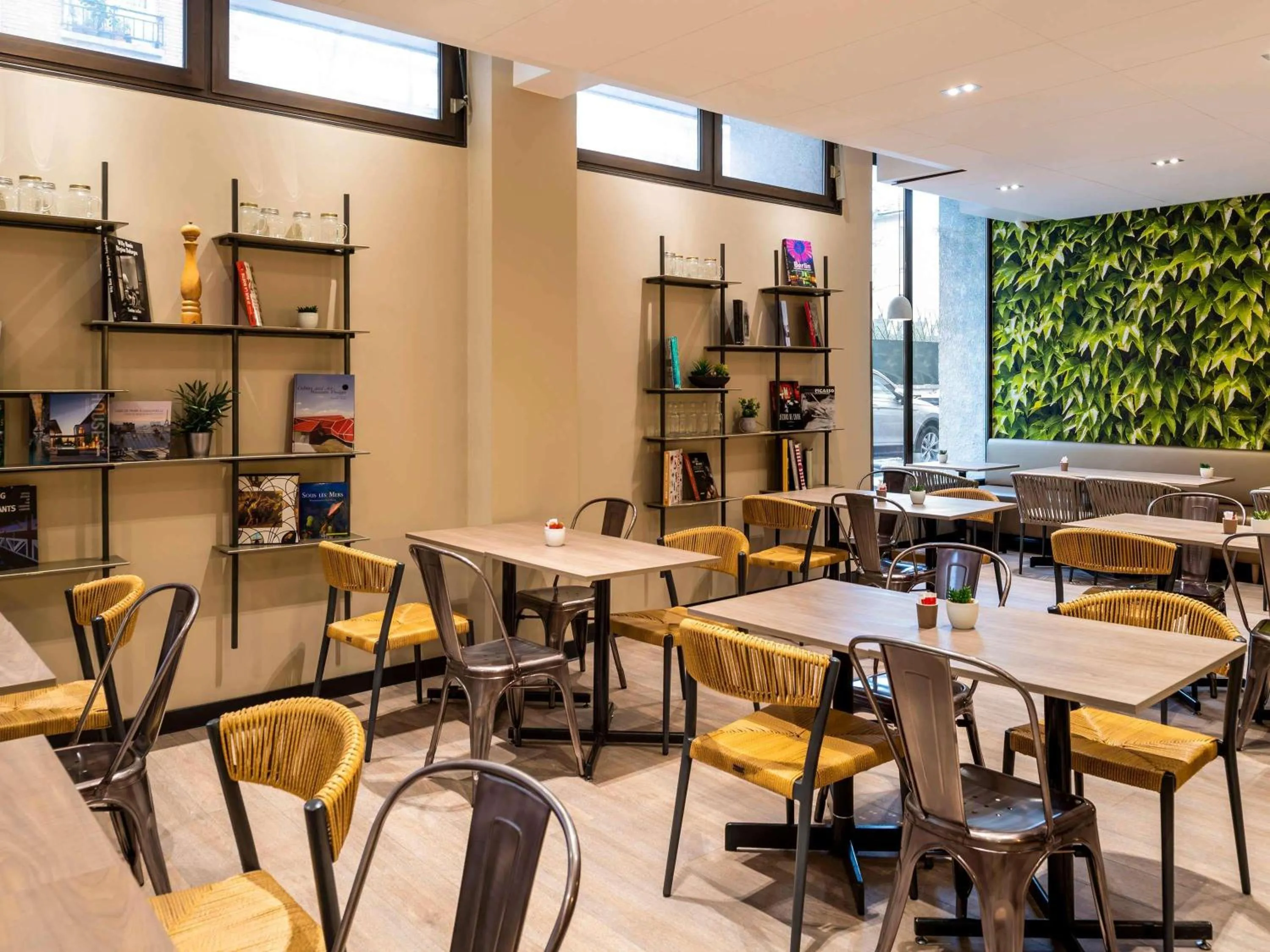 Restaurant/places to eat in ibis Paris Alesia Montparnasse