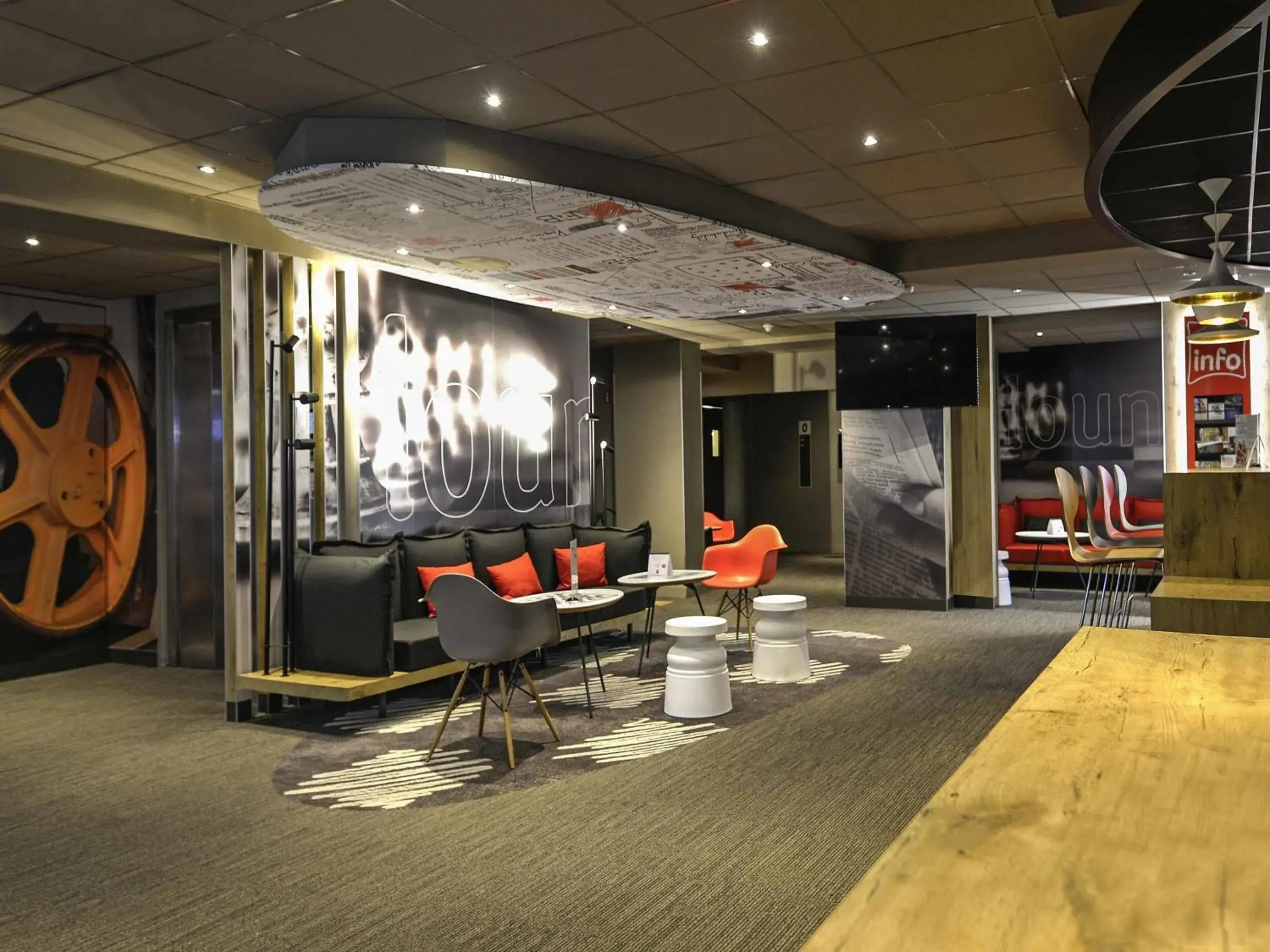 Lounge or bar in ibis Château de Fontainebleau Lounge or bar in ibis Château de Fontainebleau