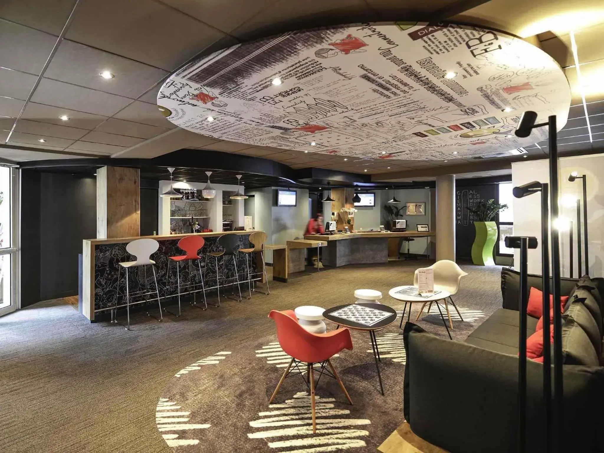 Lounge or bar in ibis Château de Fontainebleau Lounge or bar in ibis Château de Fontainebleau