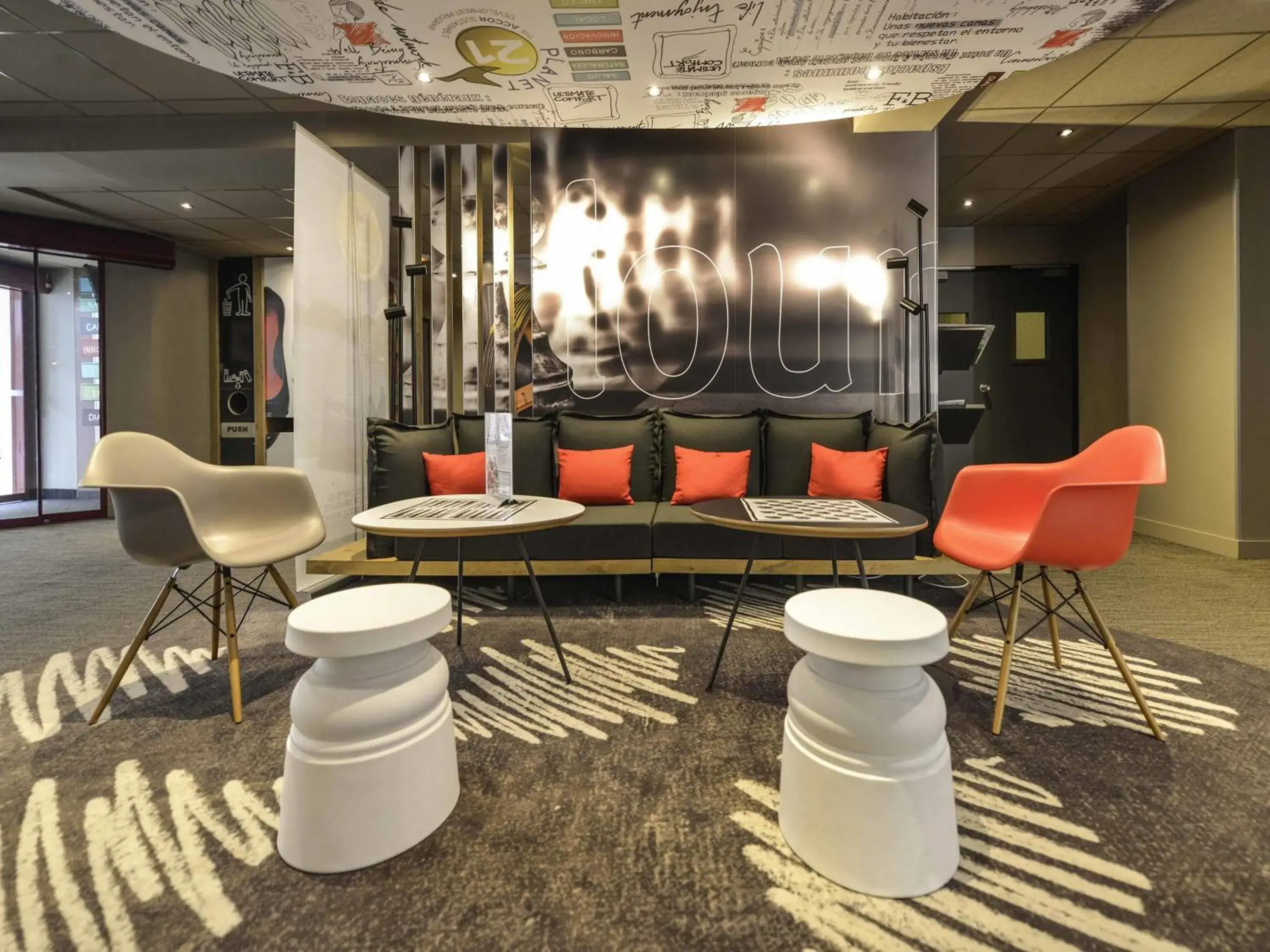 Lounge or bar in ibis Château de Fontainebleau Lounge or bar in ibis Château de Fontainebleau