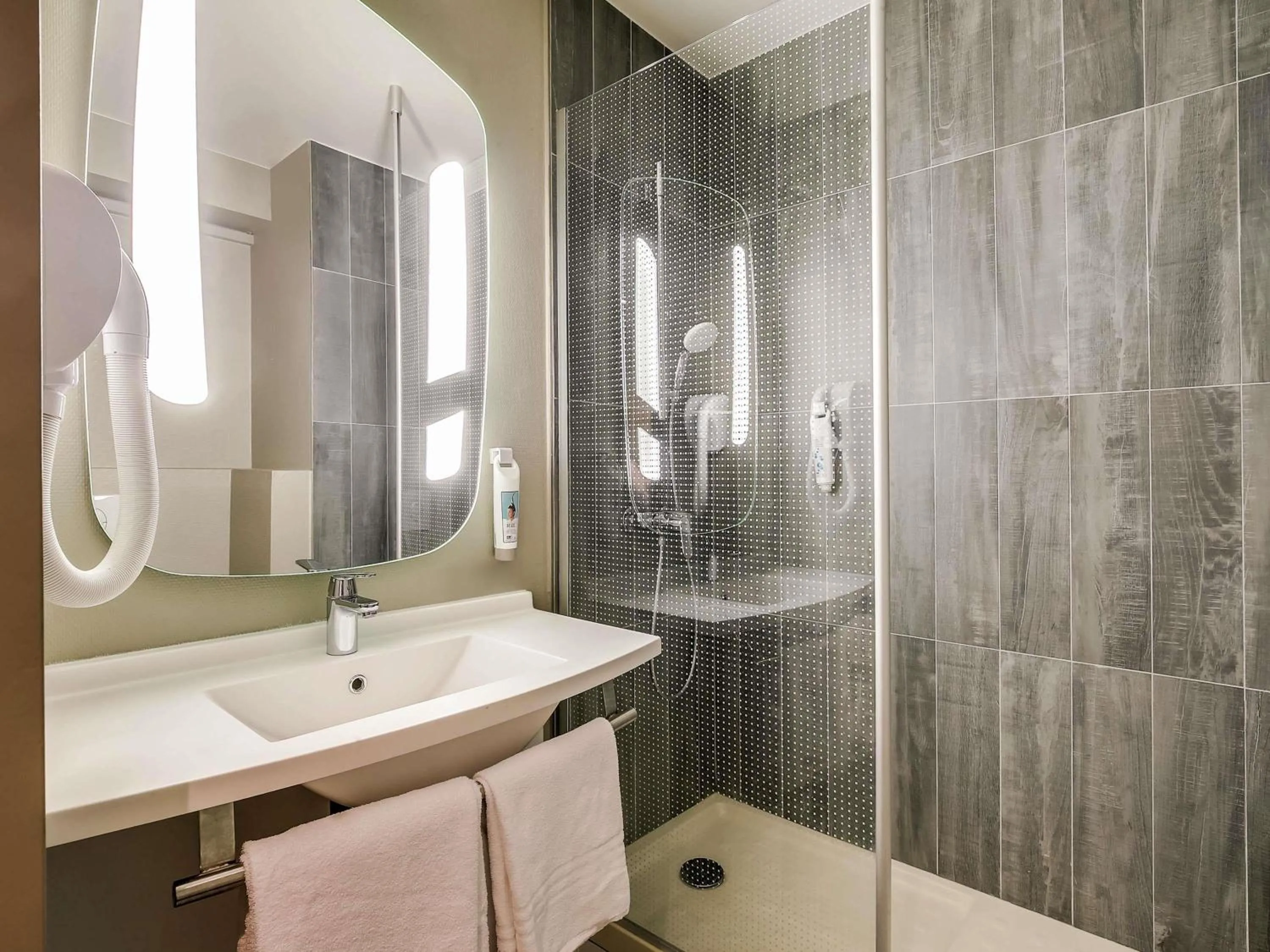 Bedroom in ibis Château de Fontainebleau