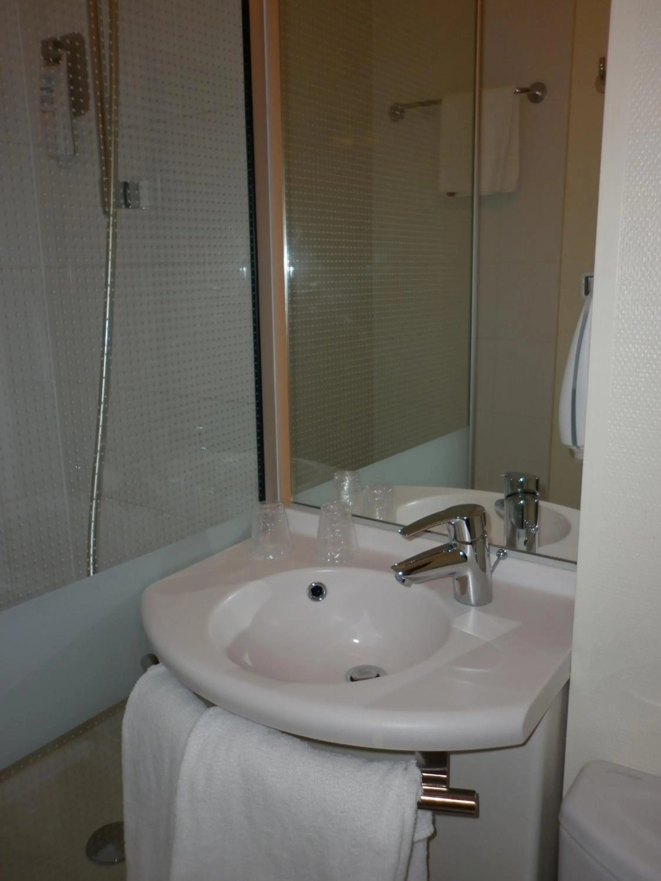 Bathroom in ibis Besançon Marchaux