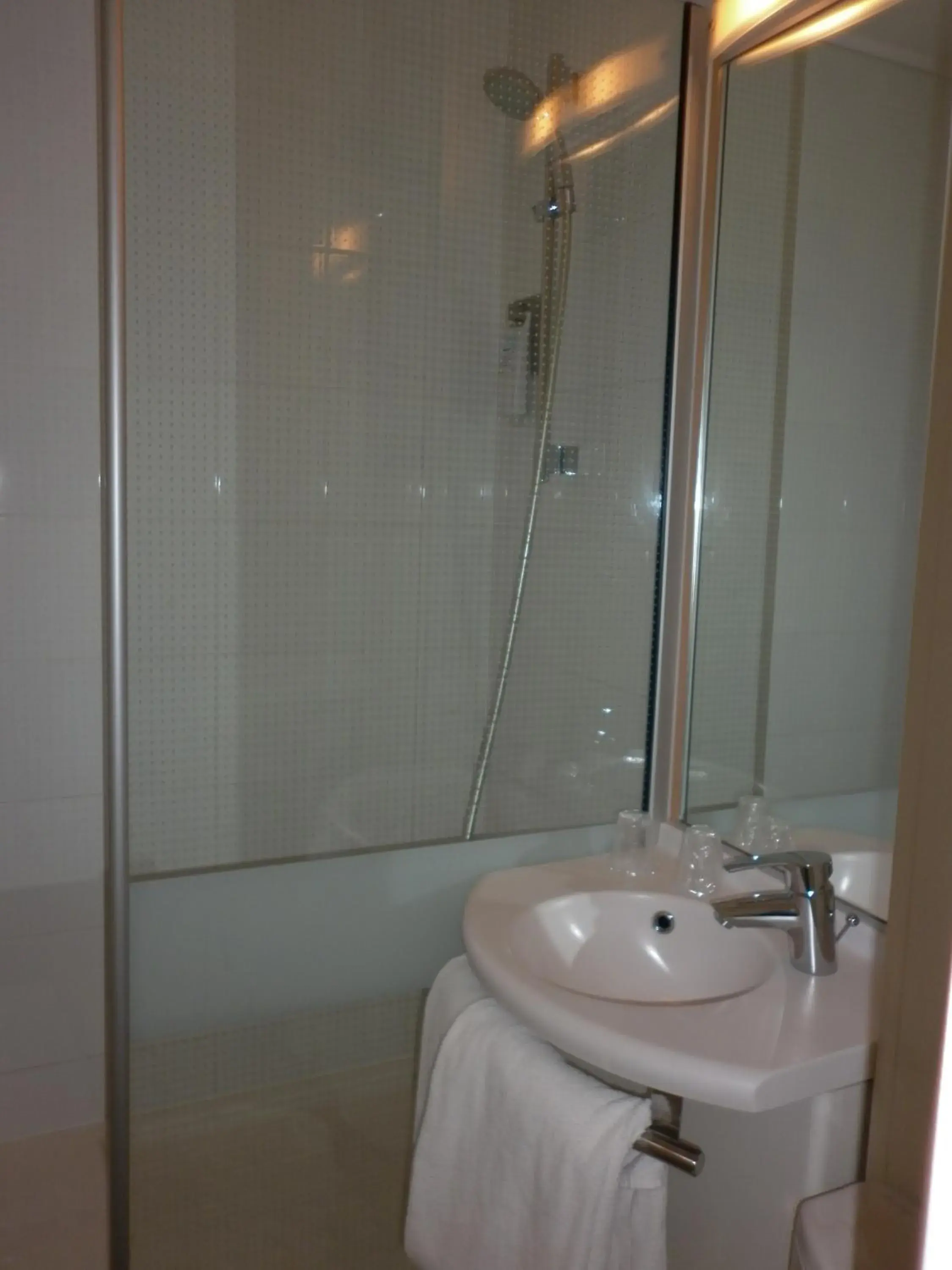 Bathroom in ibis Besançon Marchaux Bathroom in ibis Besançon Marchaux