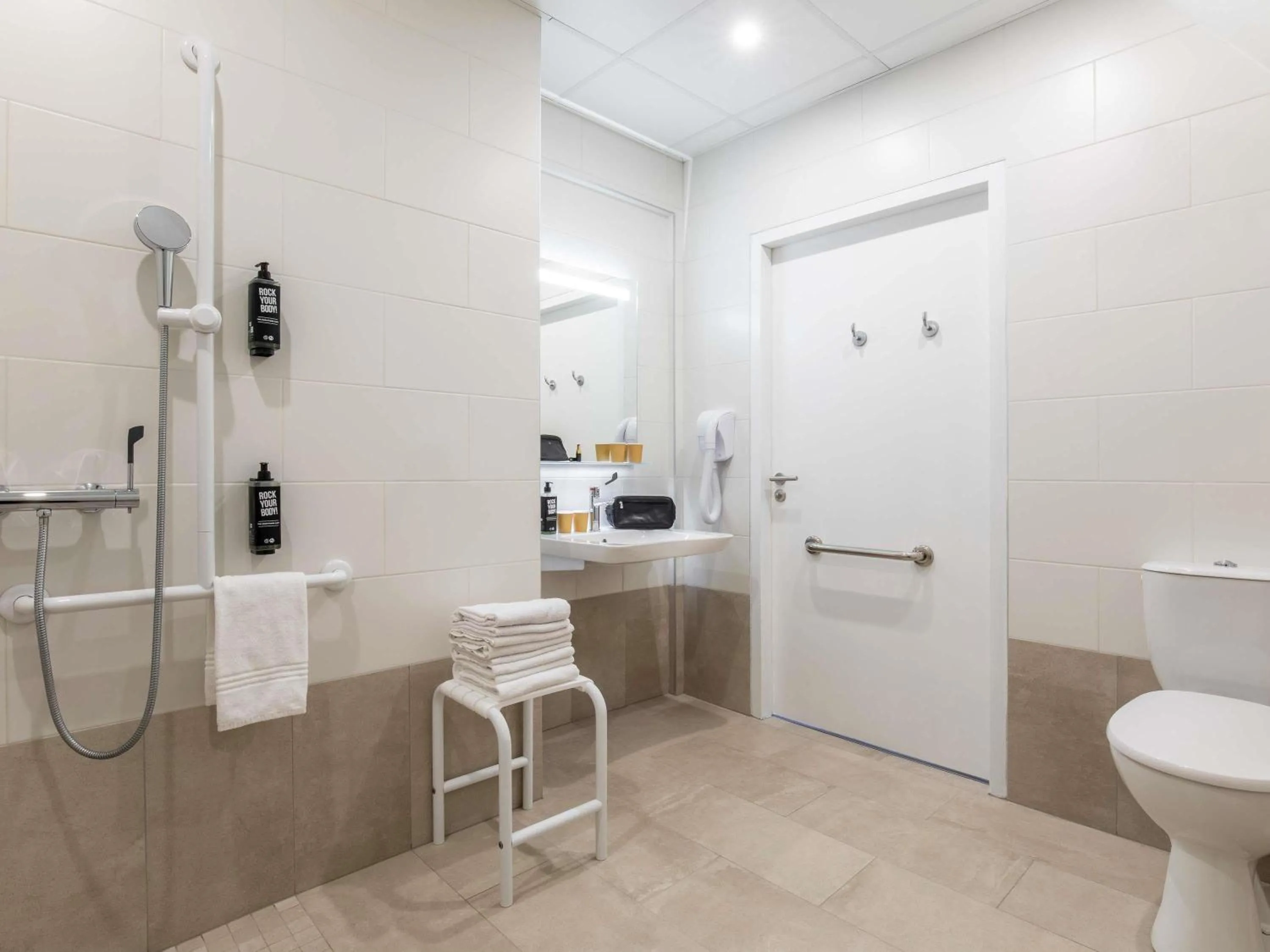 Bedroom in ibis Paris La Villette Cité des Sciences 19ème