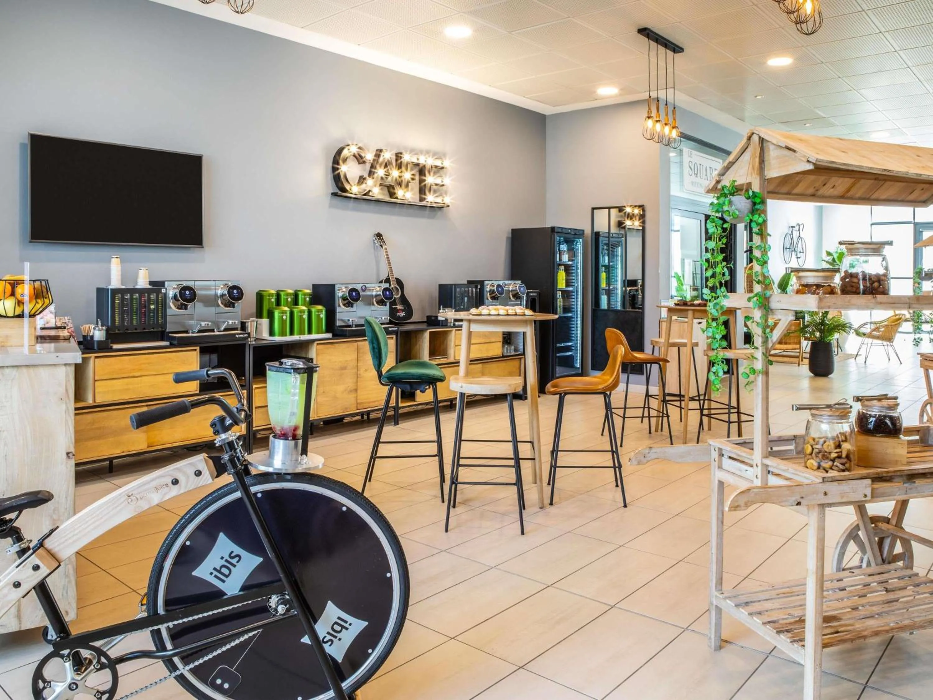 Restaurant/places to eat in ibis Paris CDG Airport