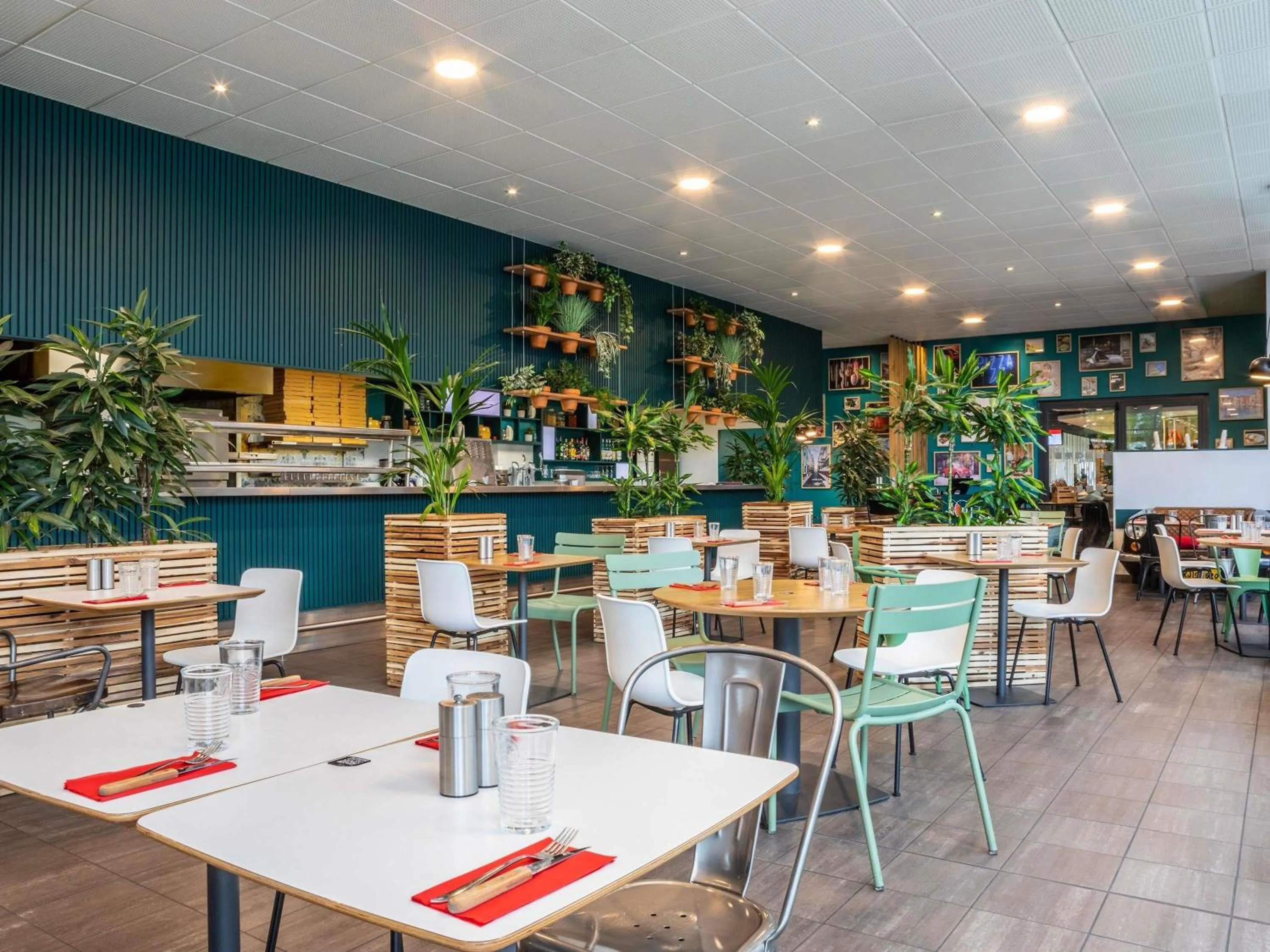 Restaurant/places to eat in ibis Paris CDG Airport