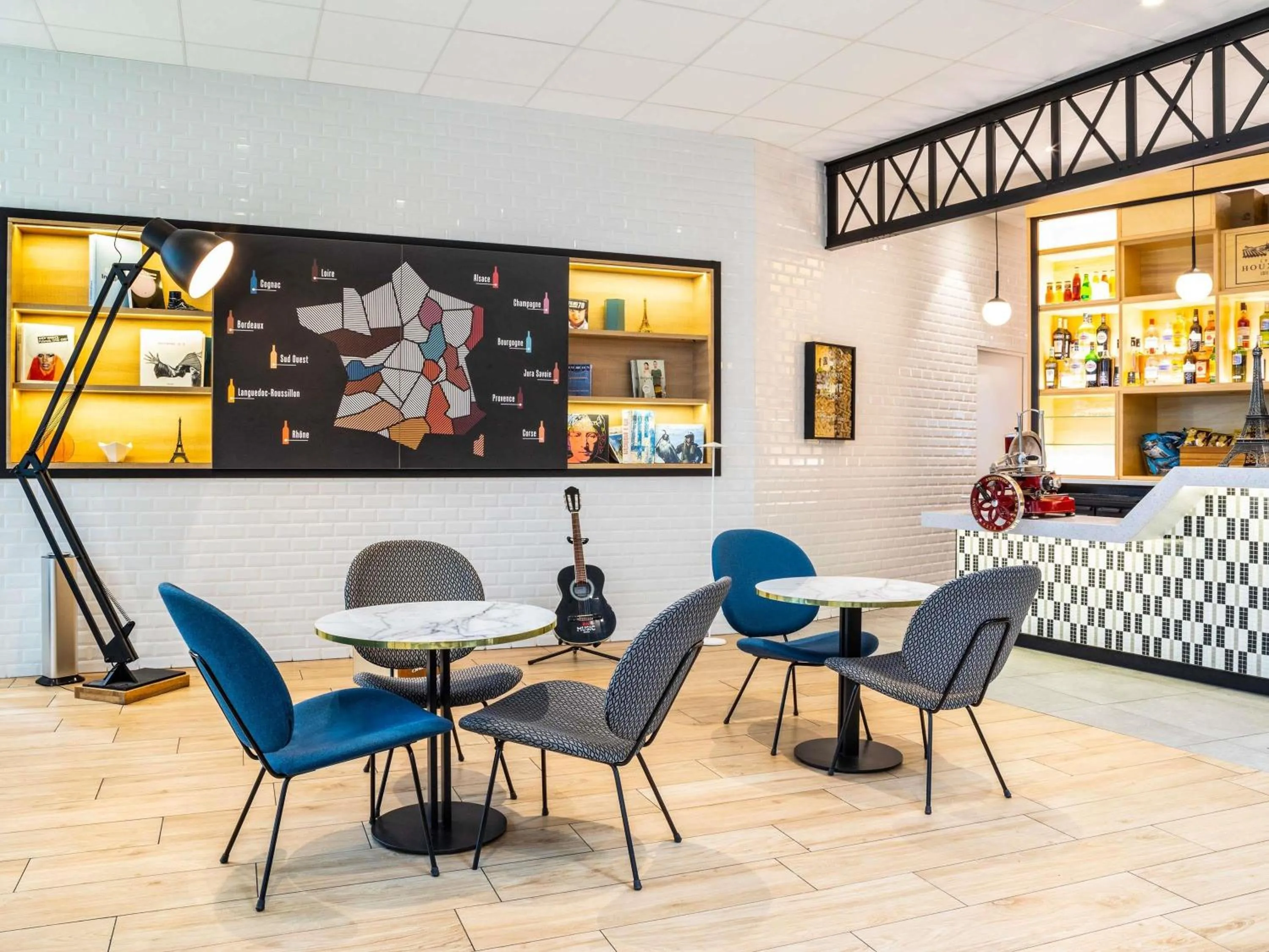 Lounge or bar in ibis Paris CDG Airport