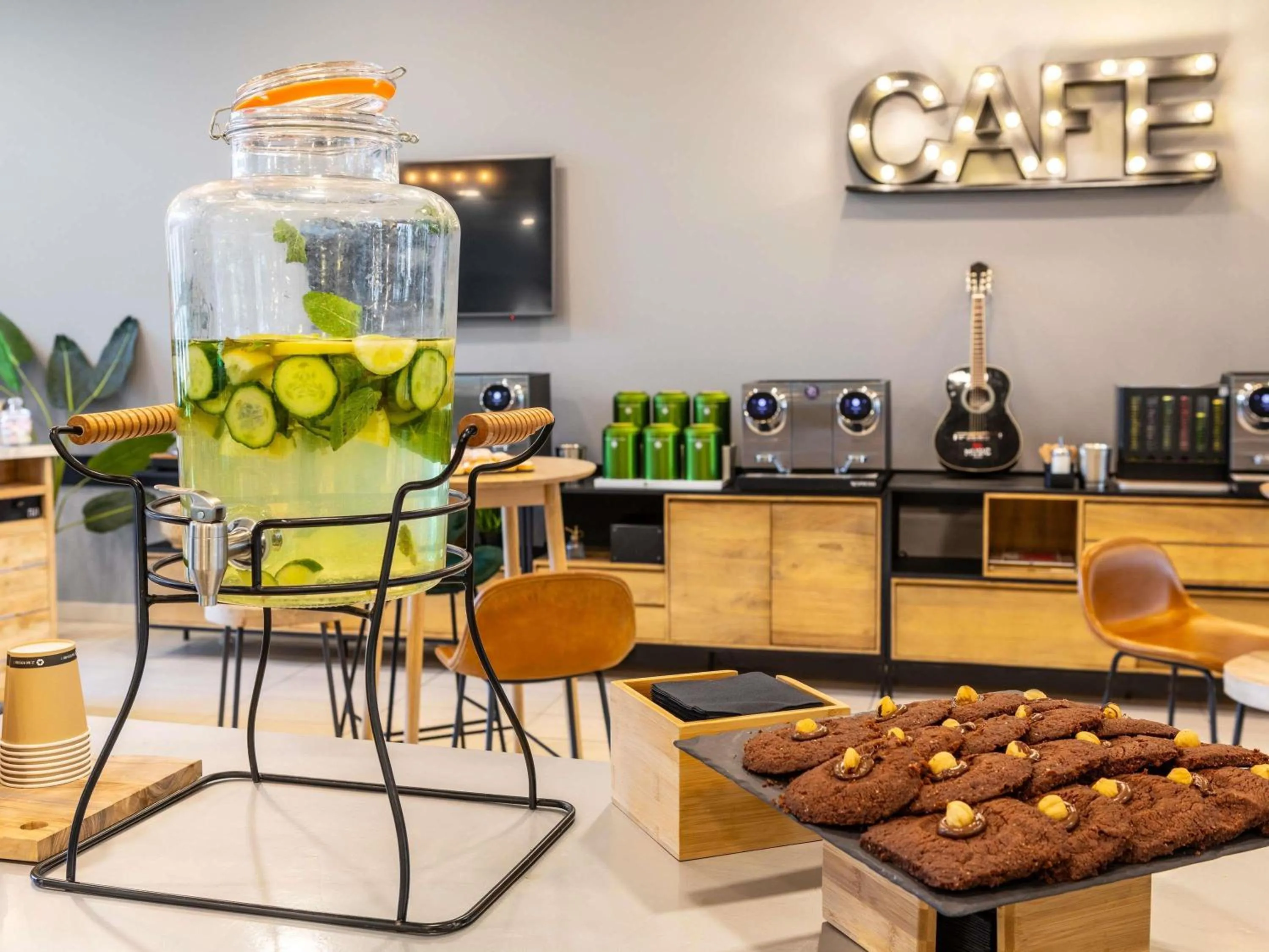 Restaurant/places to eat in ibis Paris CDG Airport