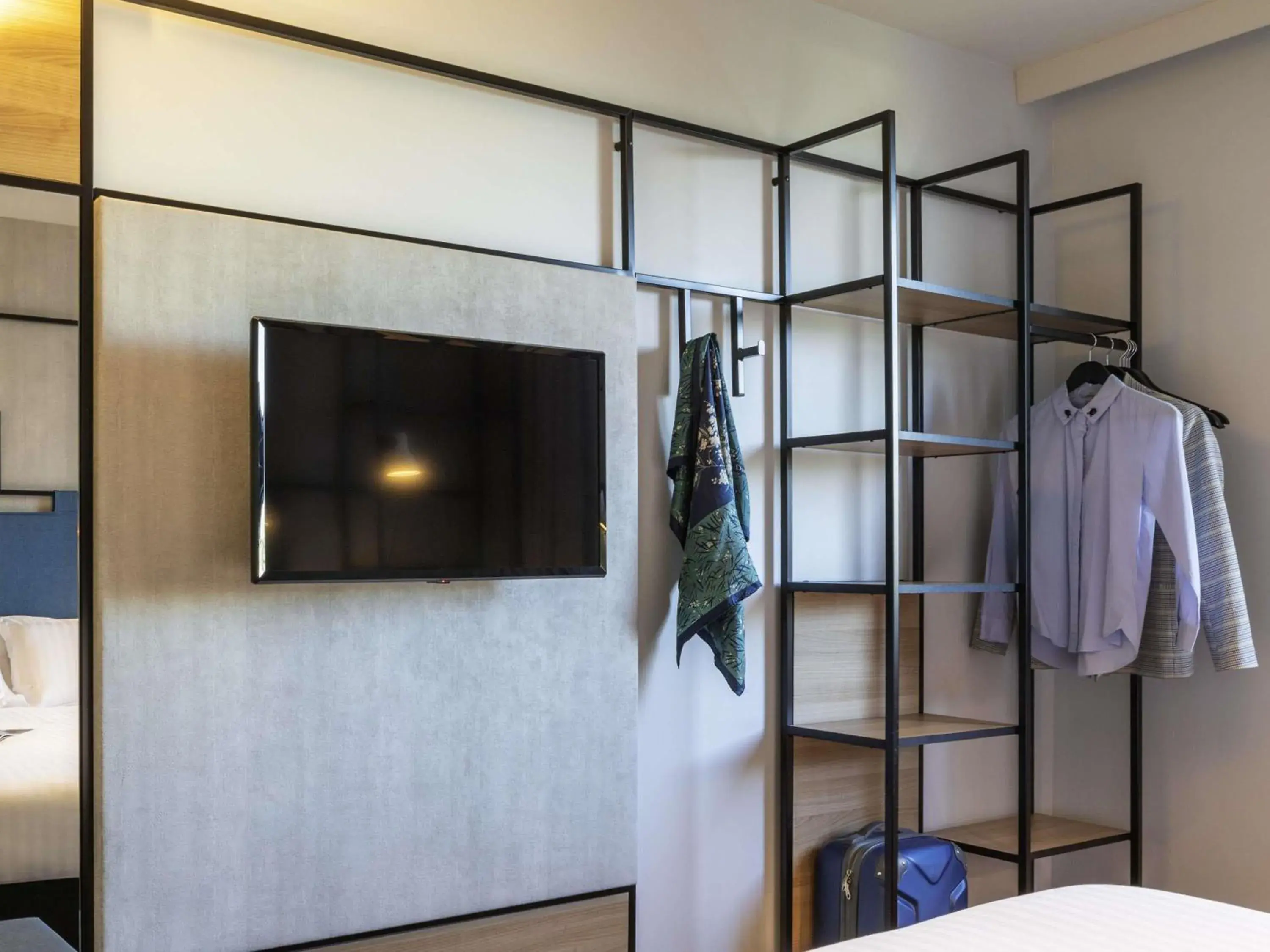 TV and multimedia, Bed in ibis Paris CDG Airport TV and multimedia, Bed in ibis Paris CDG Airport