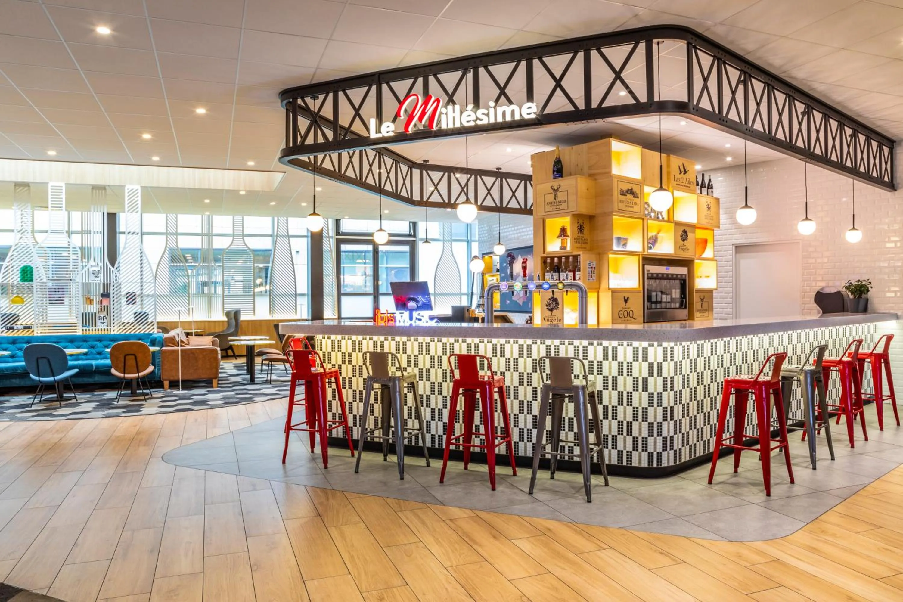 Lounge or bar in ibis Paris CDG Airport