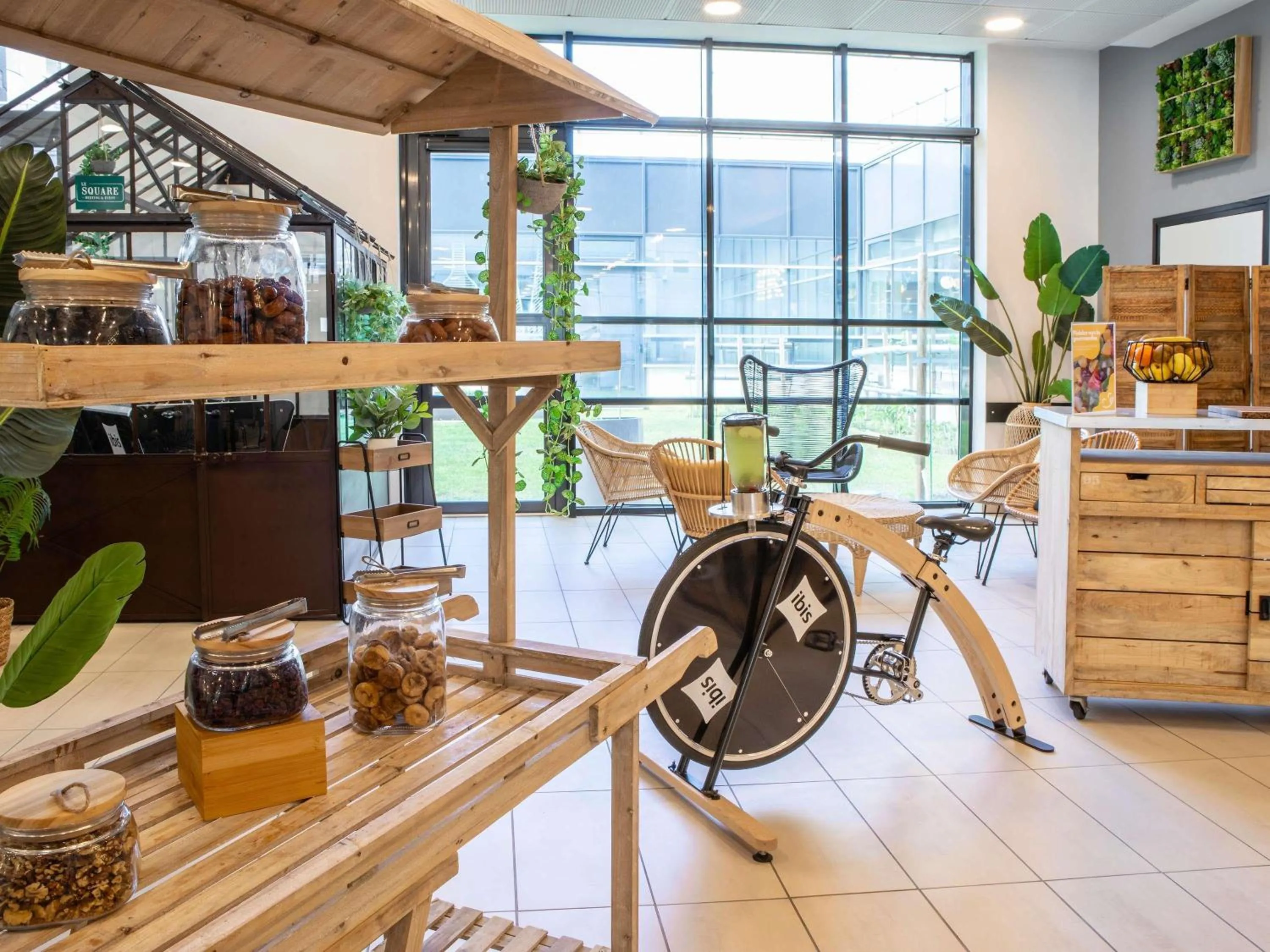 Restaurant/places to eat in ibis Paris CDG Airport