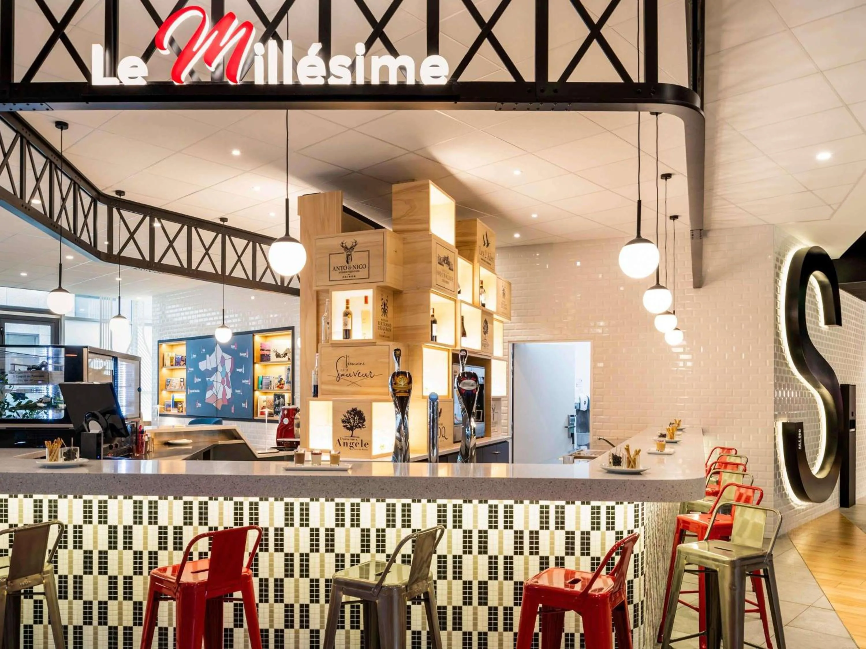 Lounge or bar in ibis Paris CDG Airport