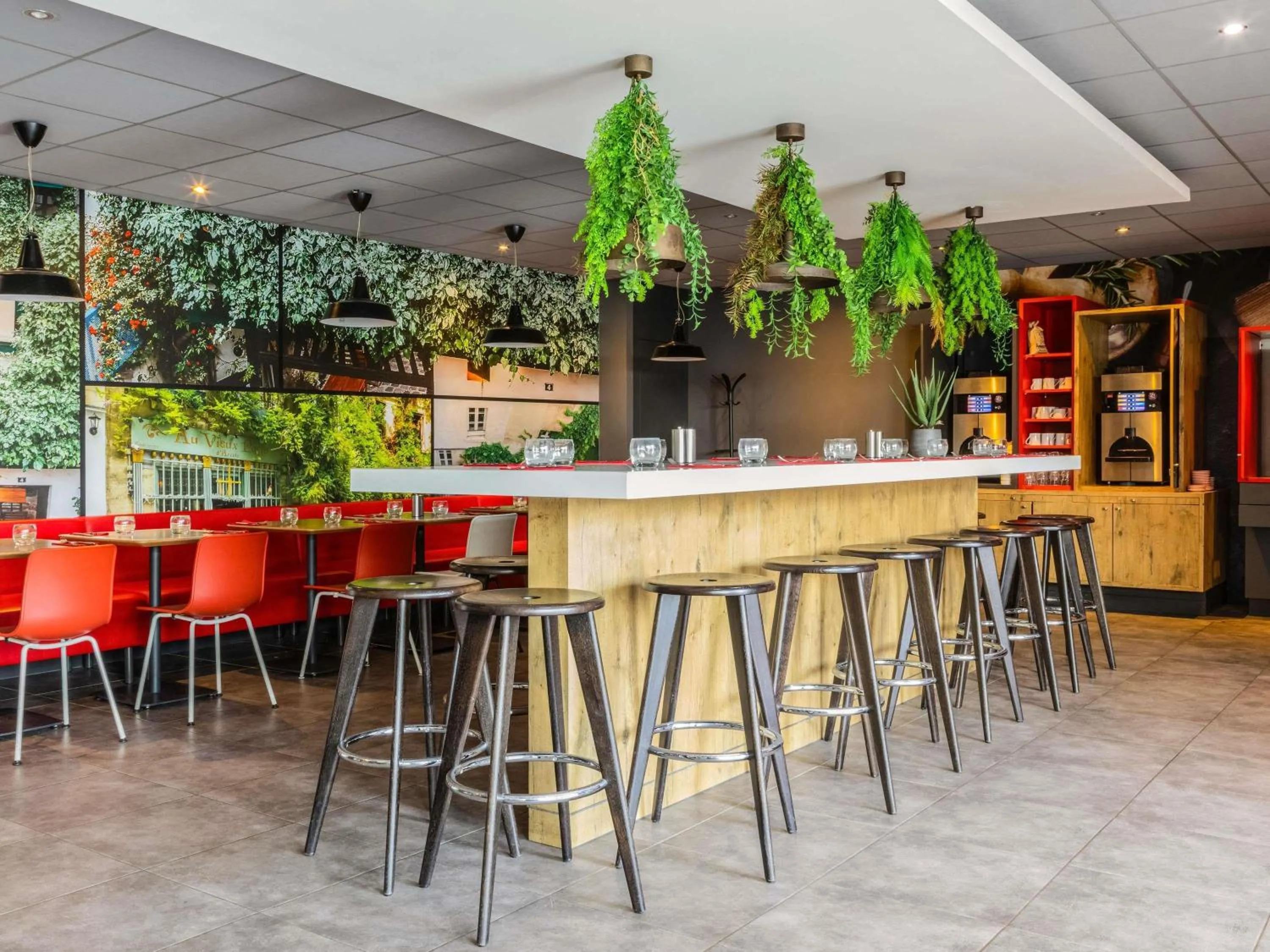 Restaurant/places to eat in ibis Paris CDG Airport