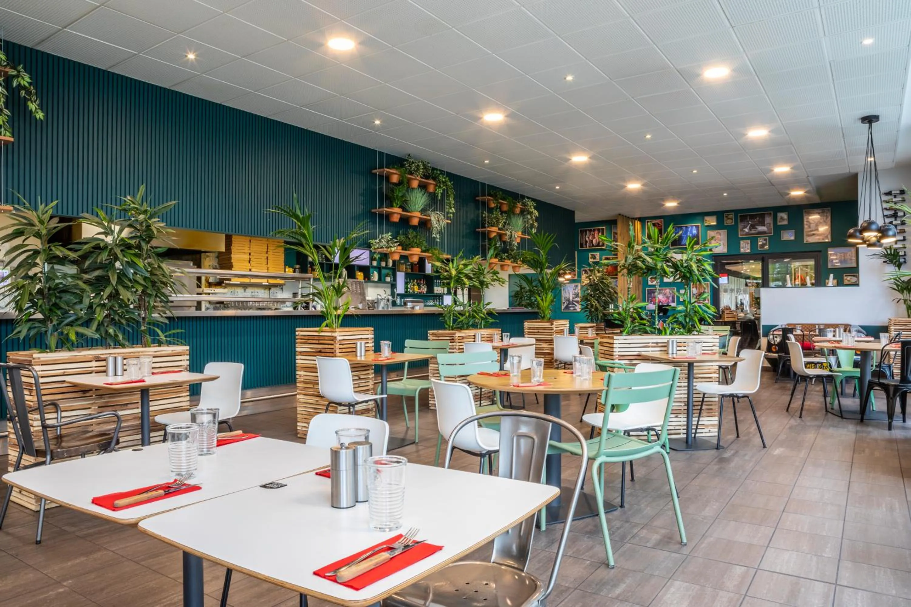 Restaurant/places to eat in ibis Paris CDG Airport