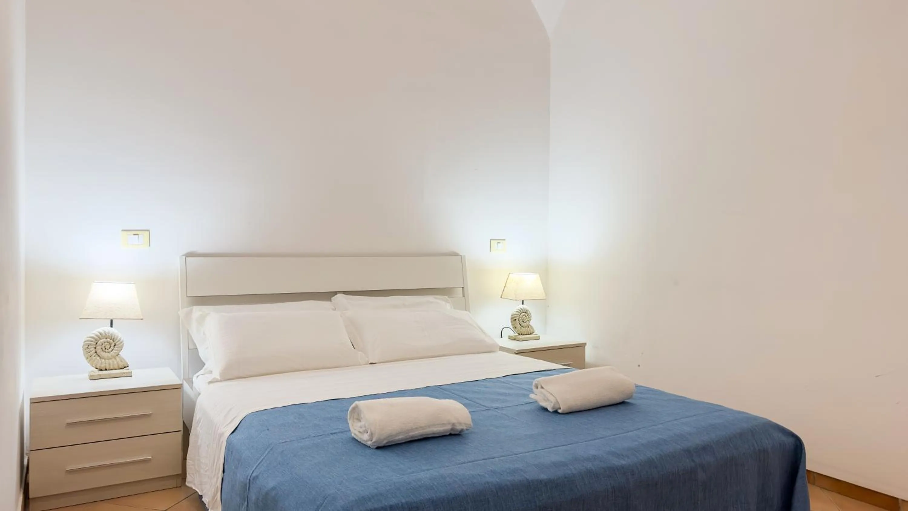 Bed in Flowers apartments & rooms