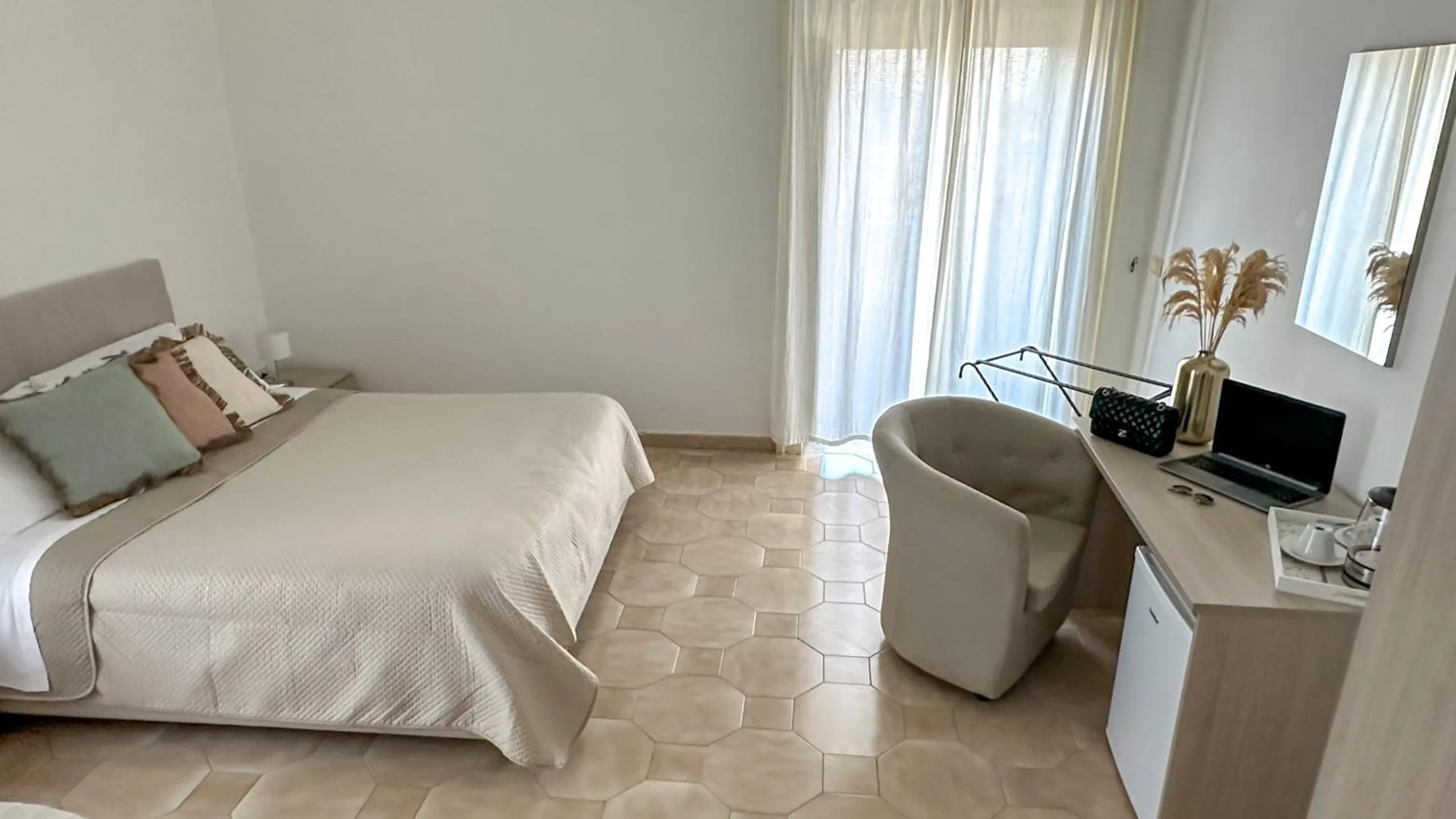 Bed in Flowers apartments & rooms