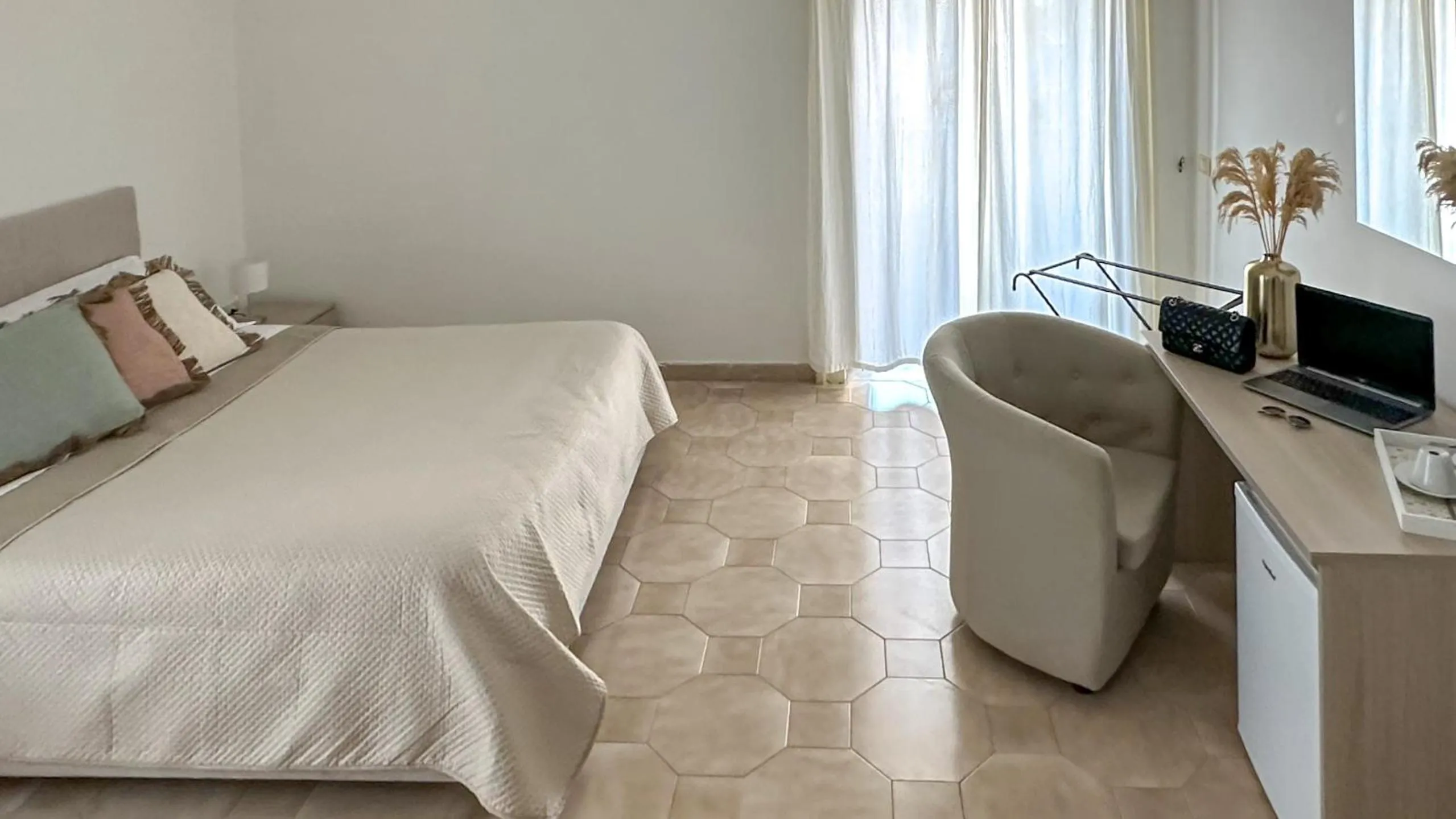 Bed in Flowers apartments & rooms