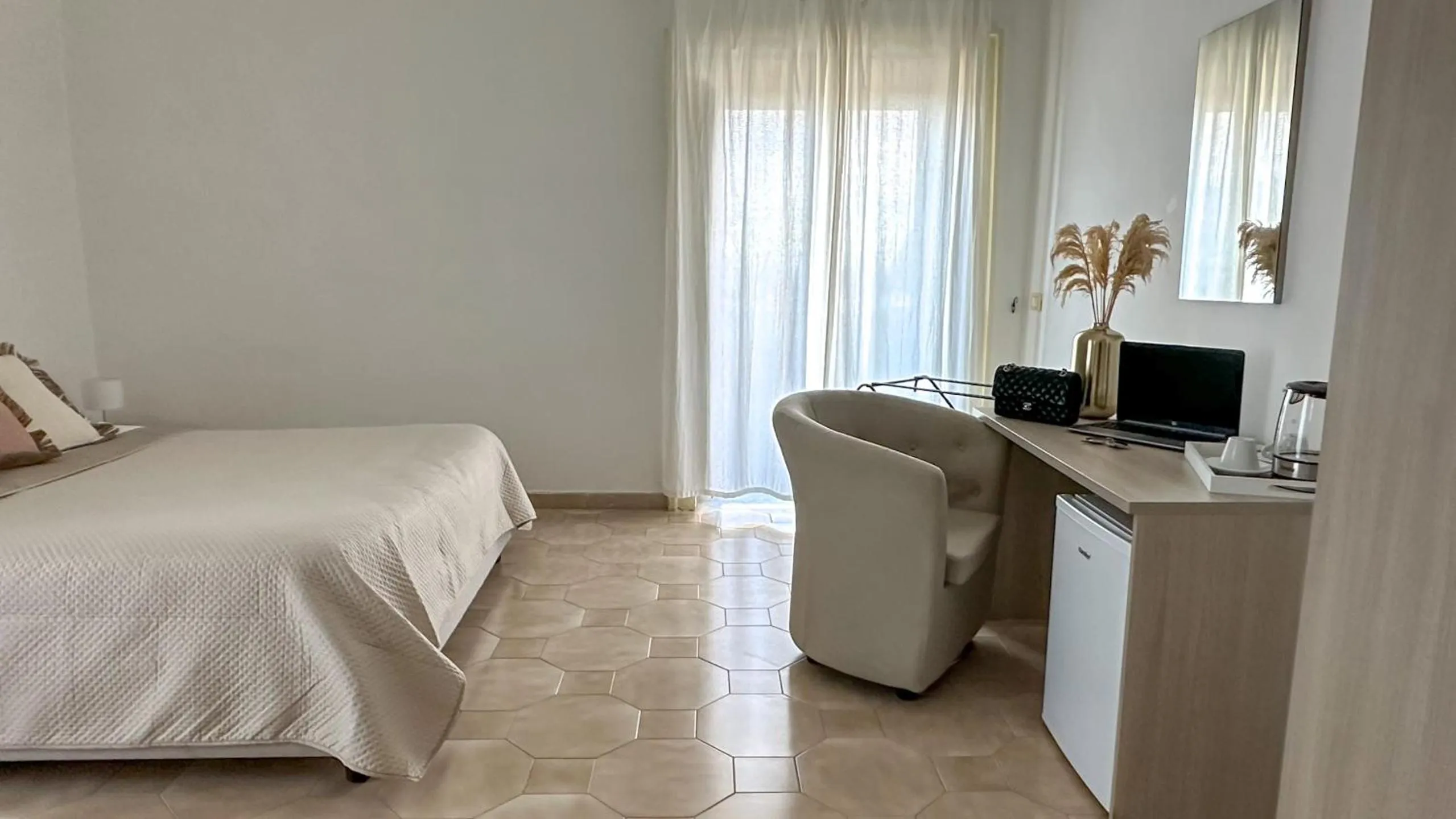 Bed in Flowers apartments & rooms