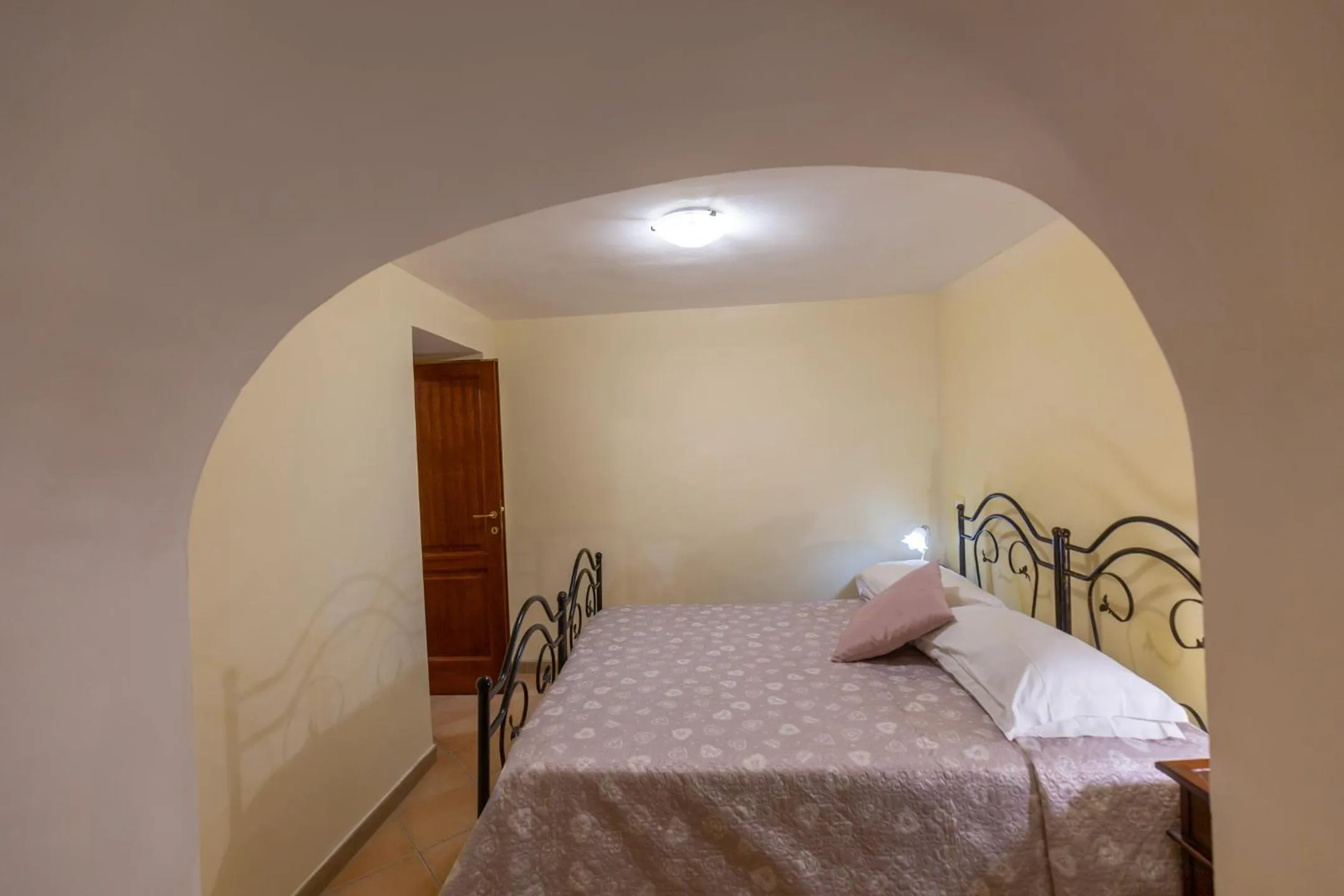 Bed in Flowers apartments & rooms