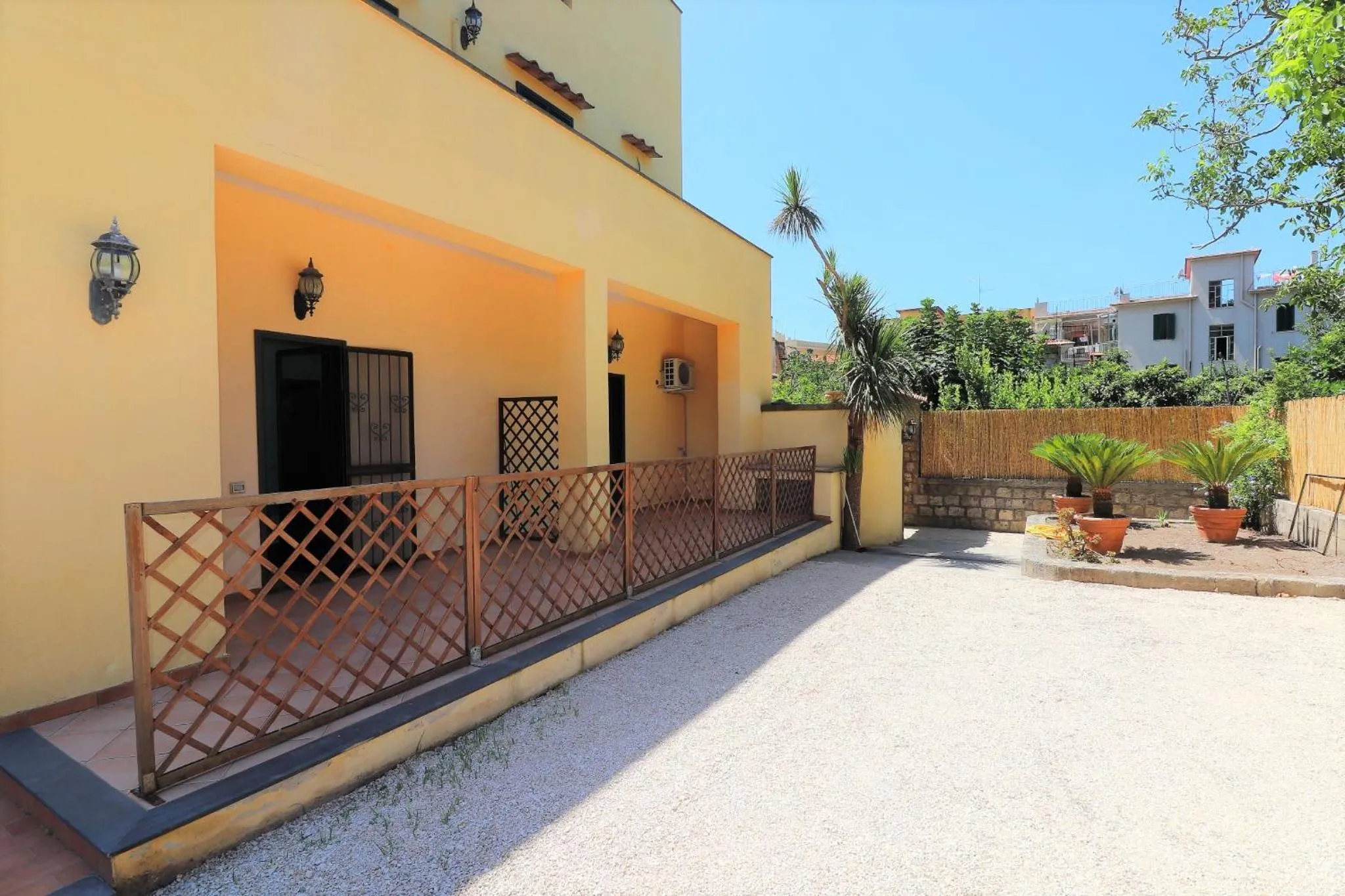 Property building in Flowers apartments & rooms