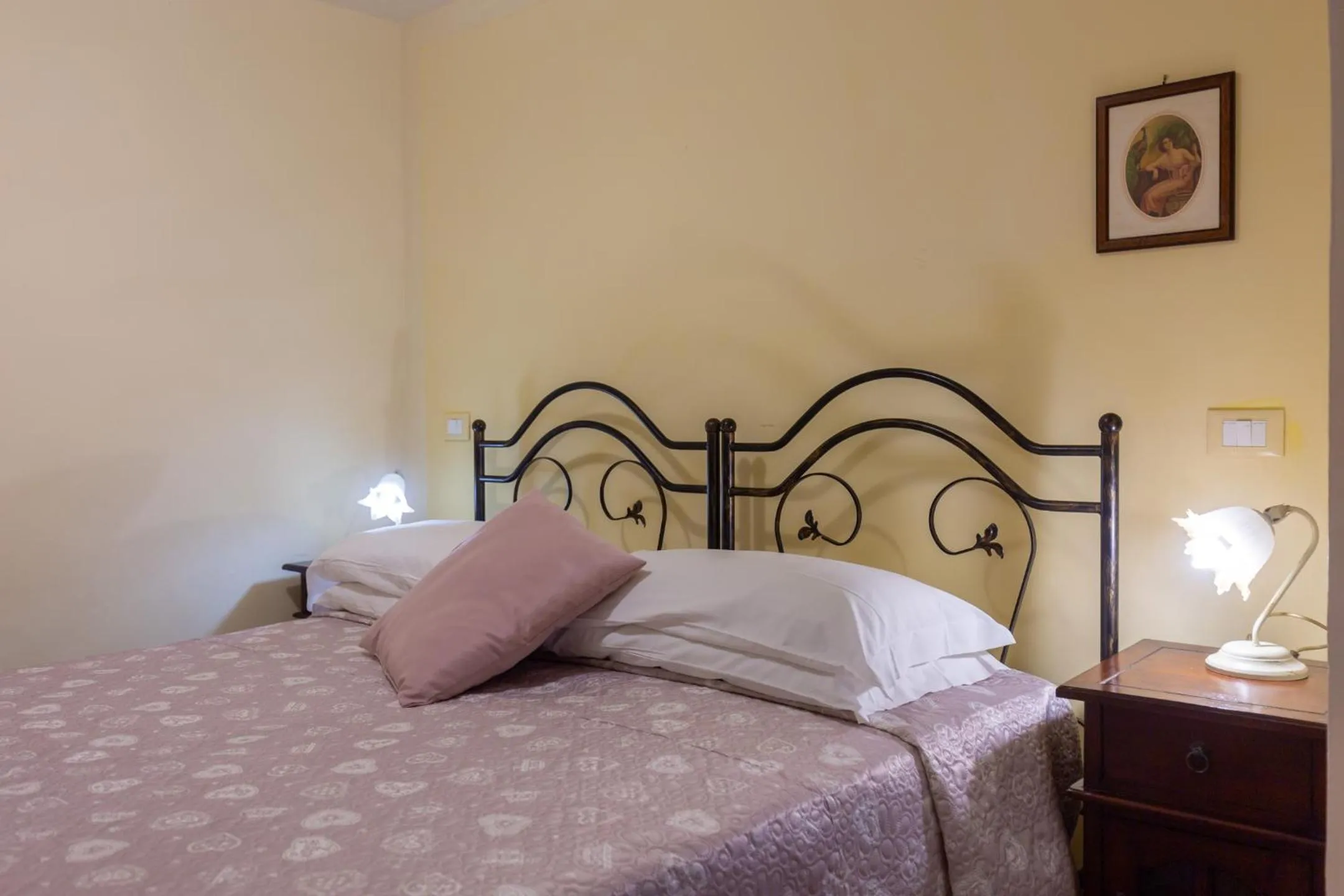 Bed in Flowers apartments & rooms