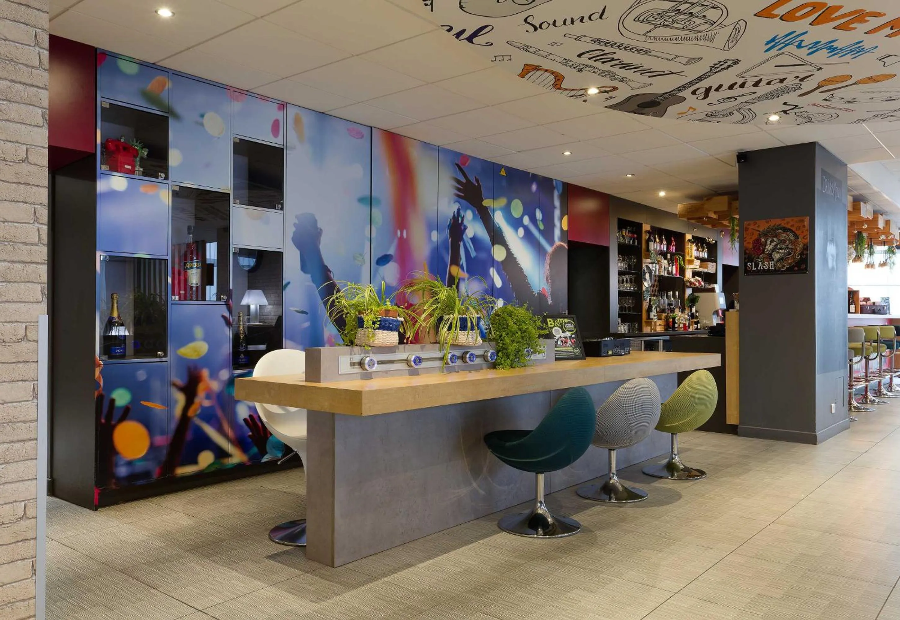 Seating area in B&B HOTEL Reims Centre Erlon