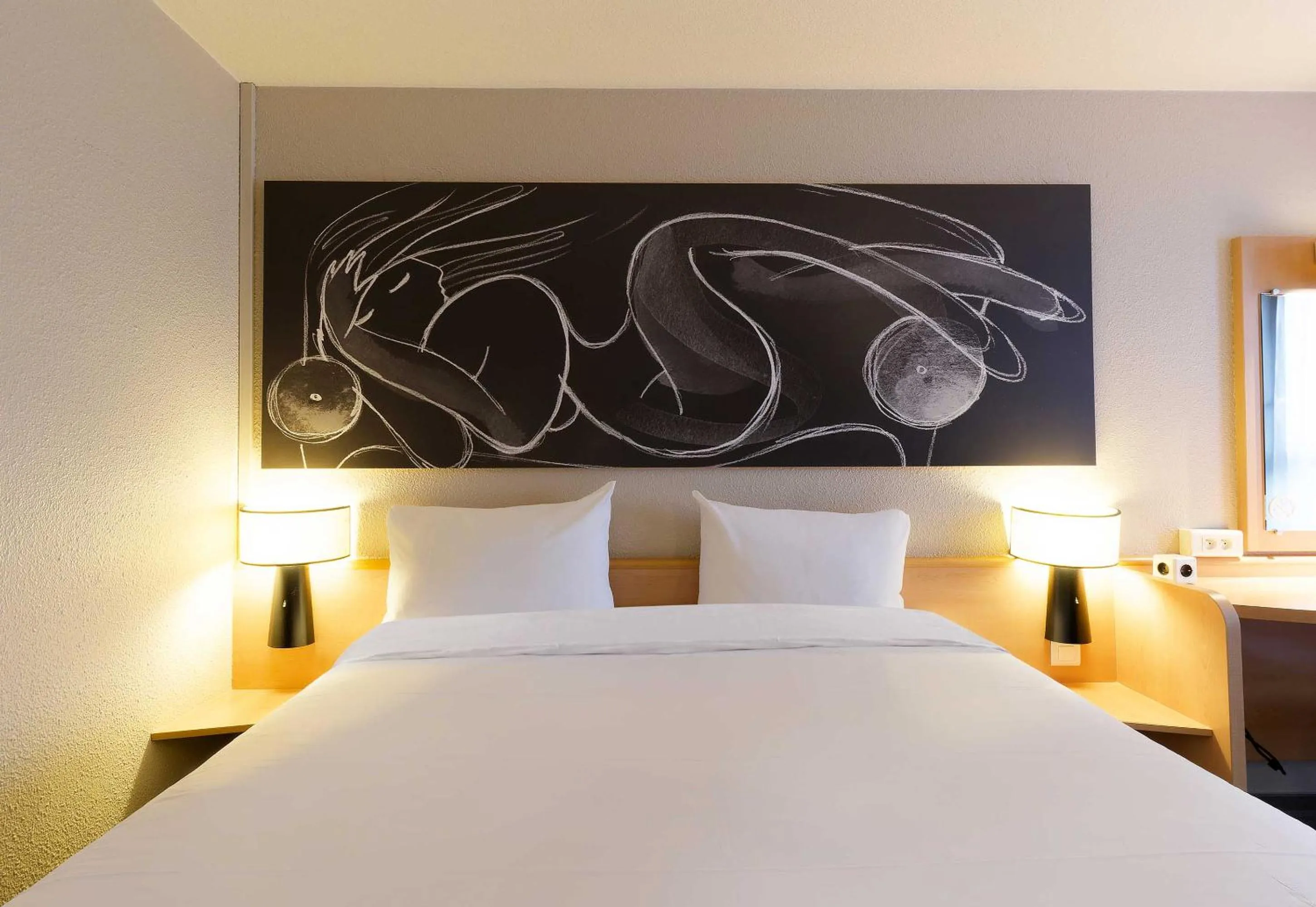 Bedroom, Bed in B&B HOTEL Reims Centre Erlon