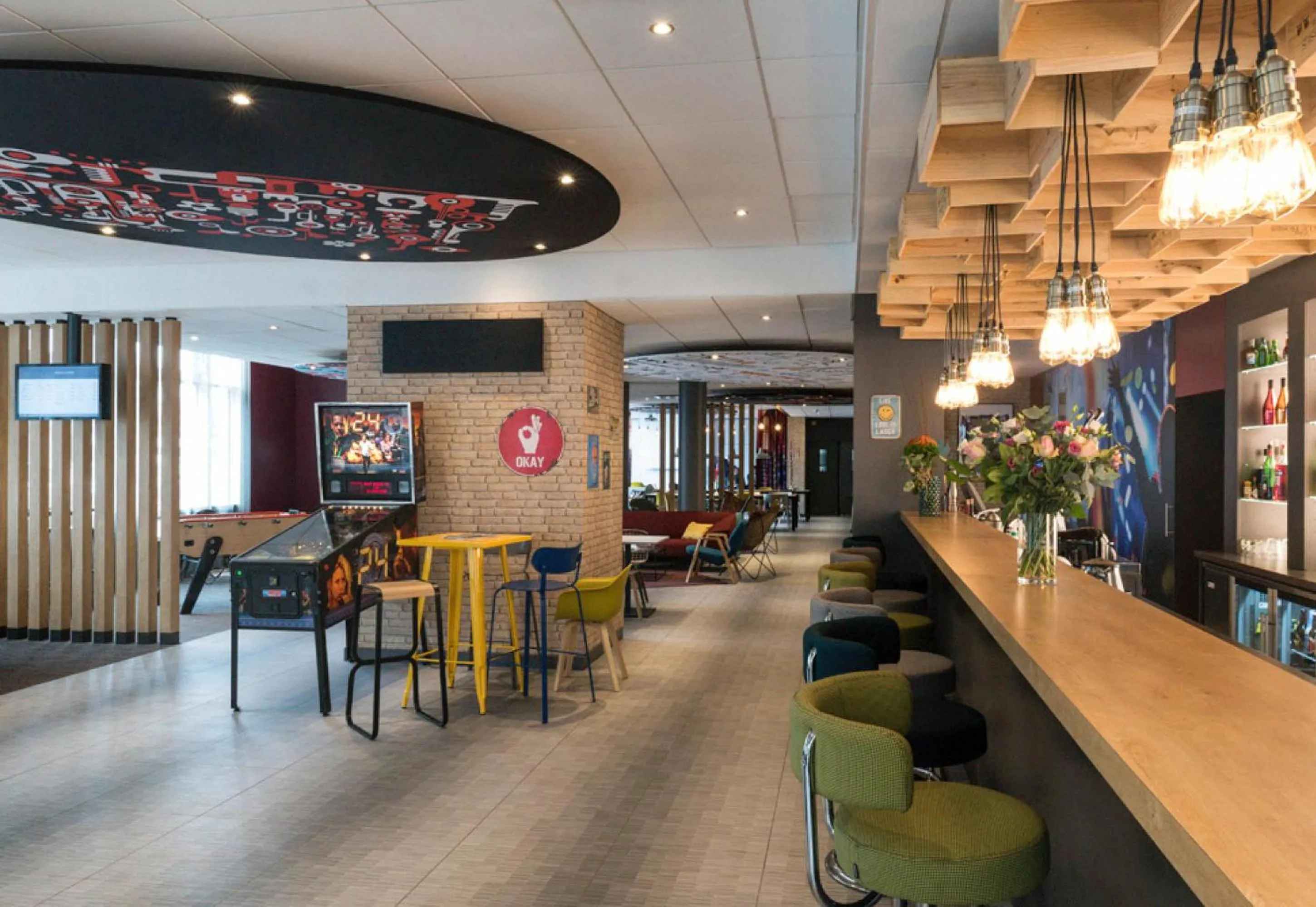 Restaurant/places to eat in B&B HOTEL Reims Centre Erlon