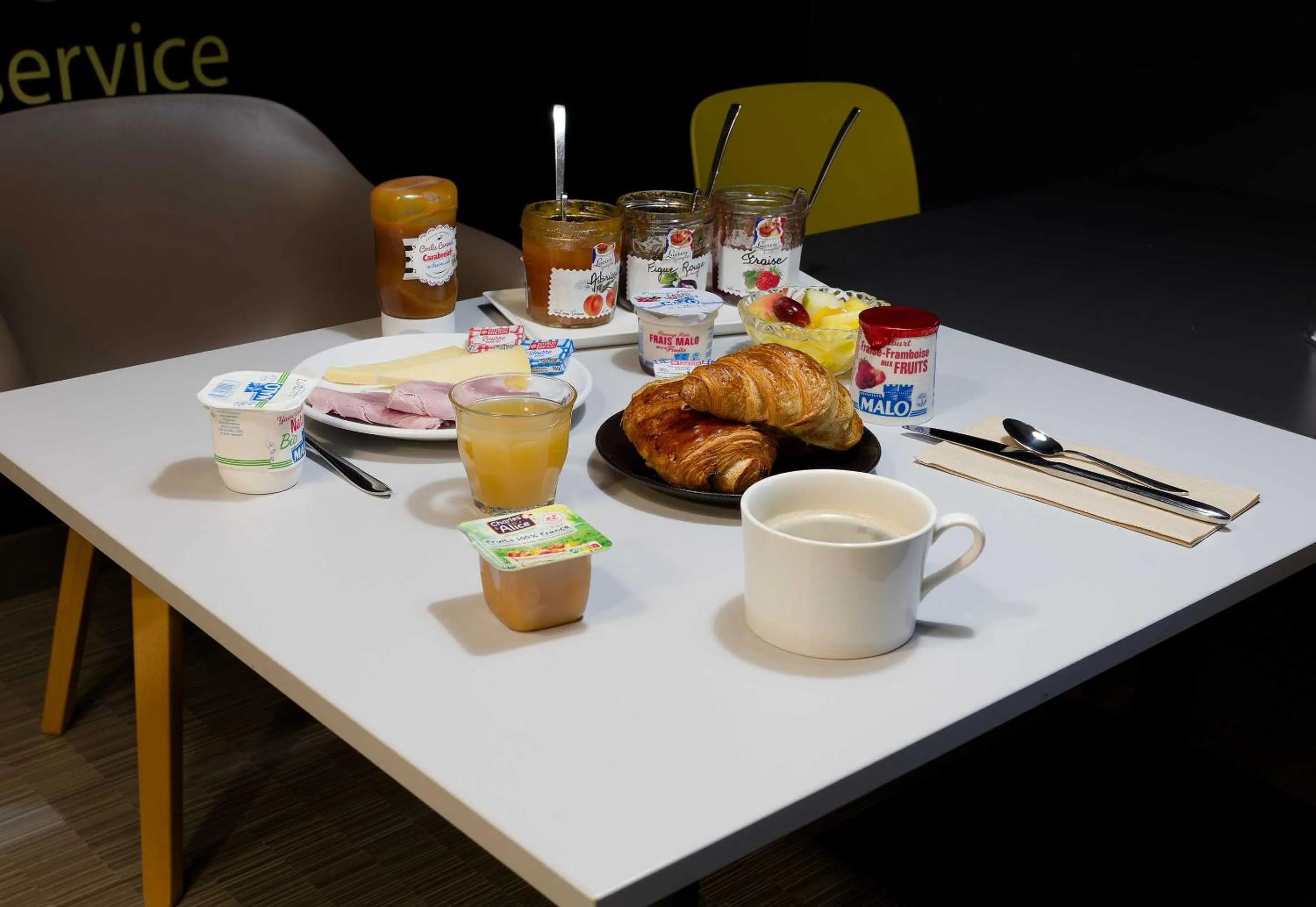 Breakfast in B&B HOTEL Reims Centre Erlon