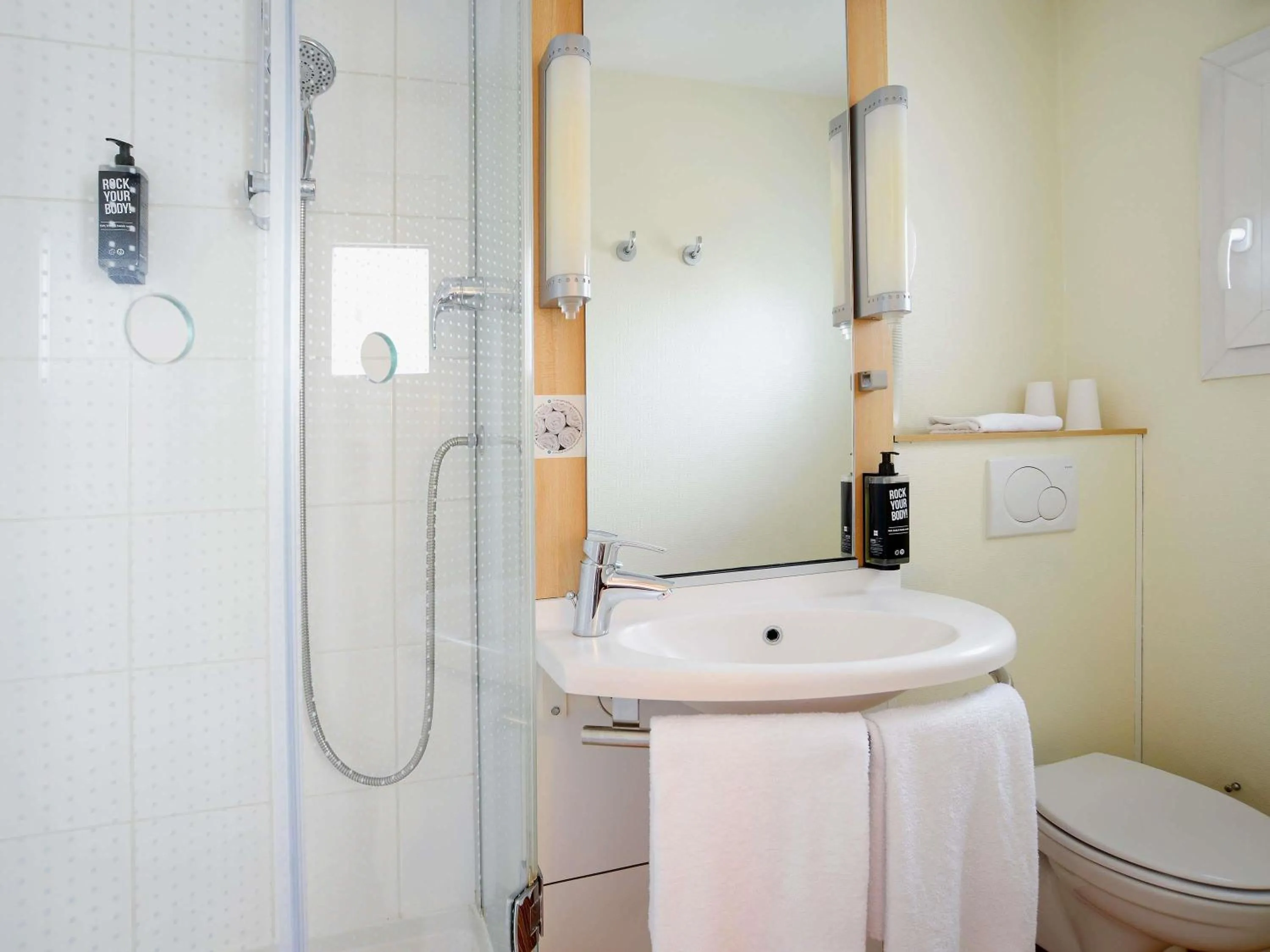 Bedroom in ibis Toulouse Centre