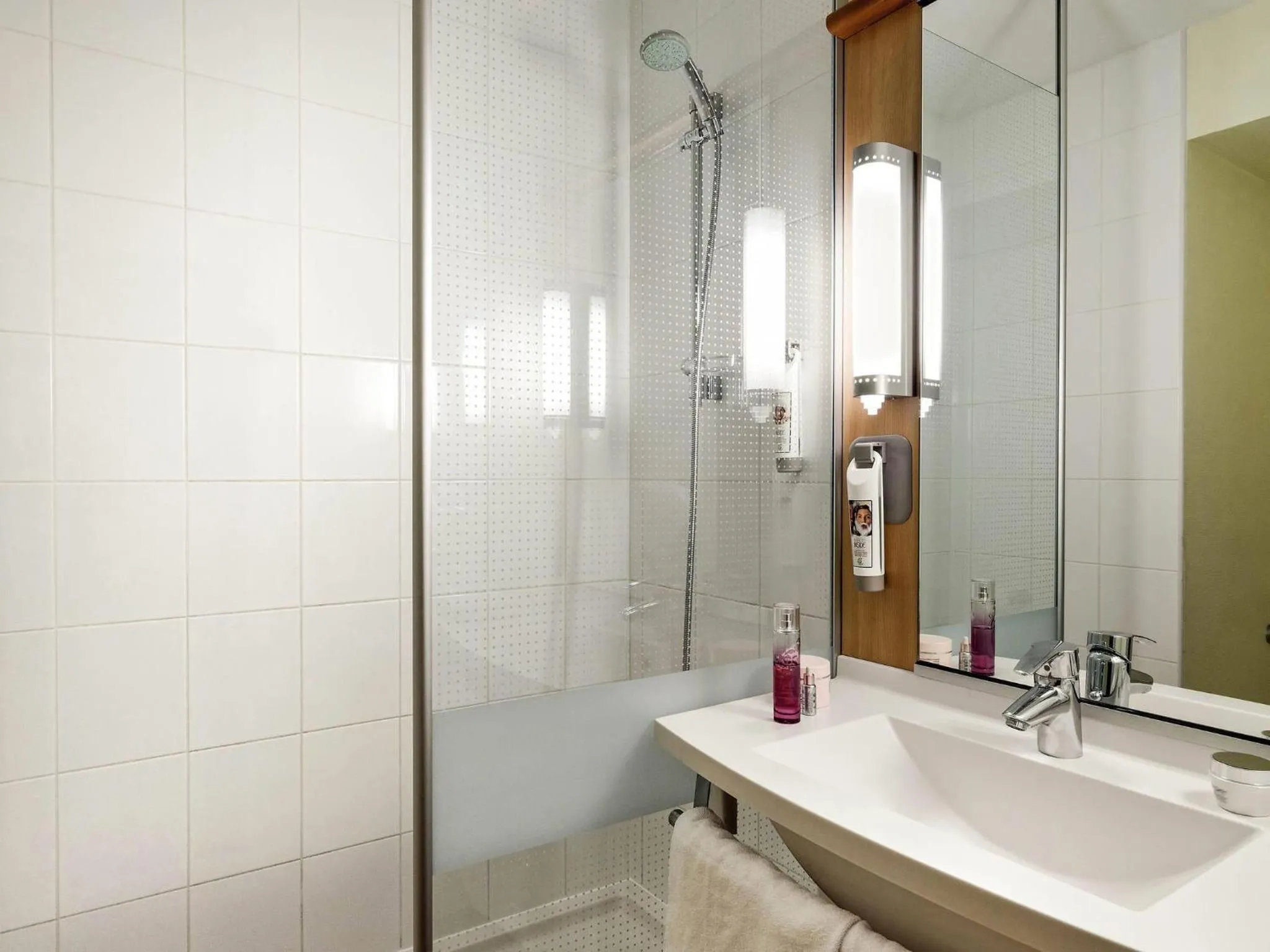 Bedroom in ibis Vichy