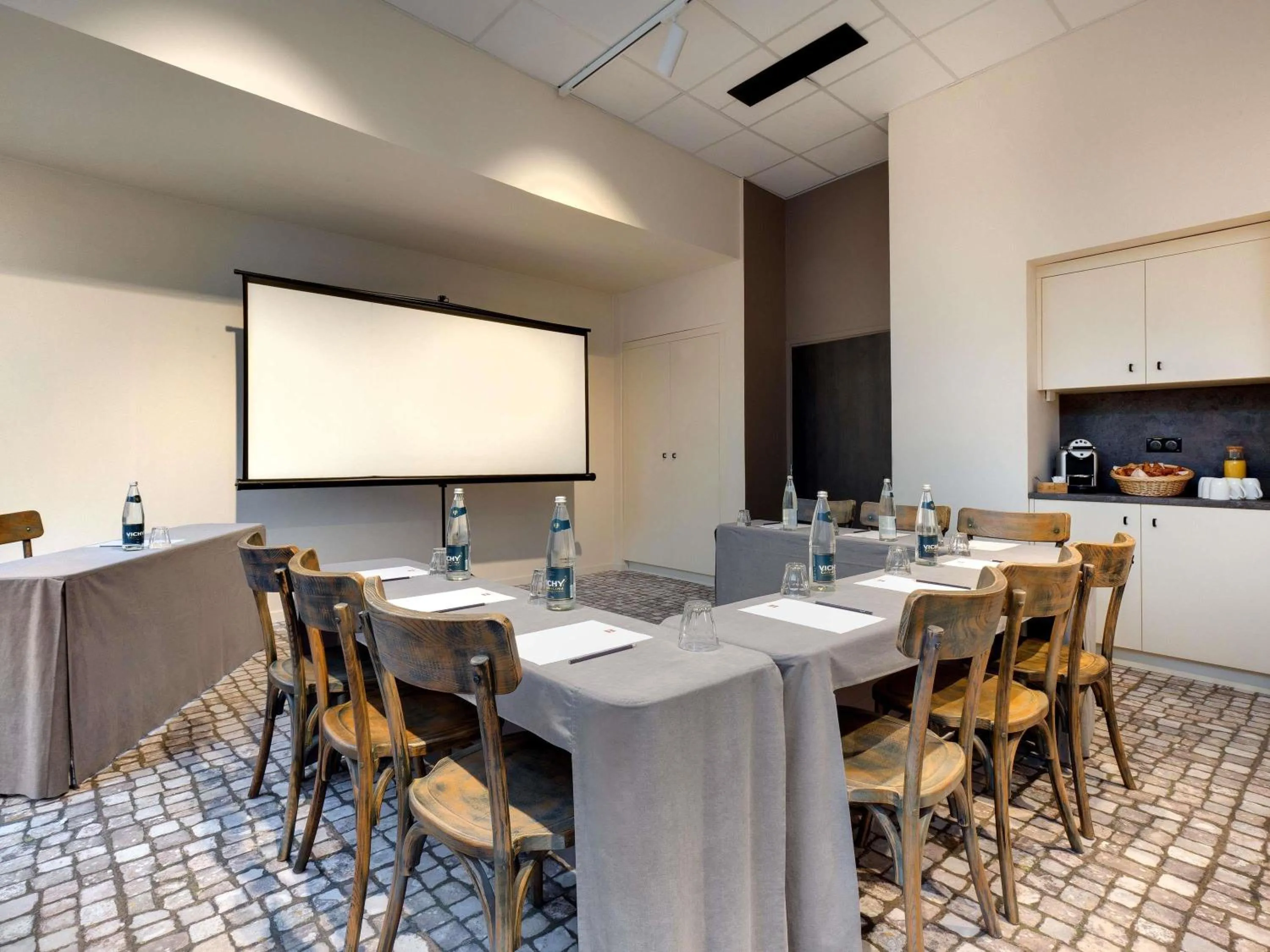 Meeting/conference room in ibis Vichy