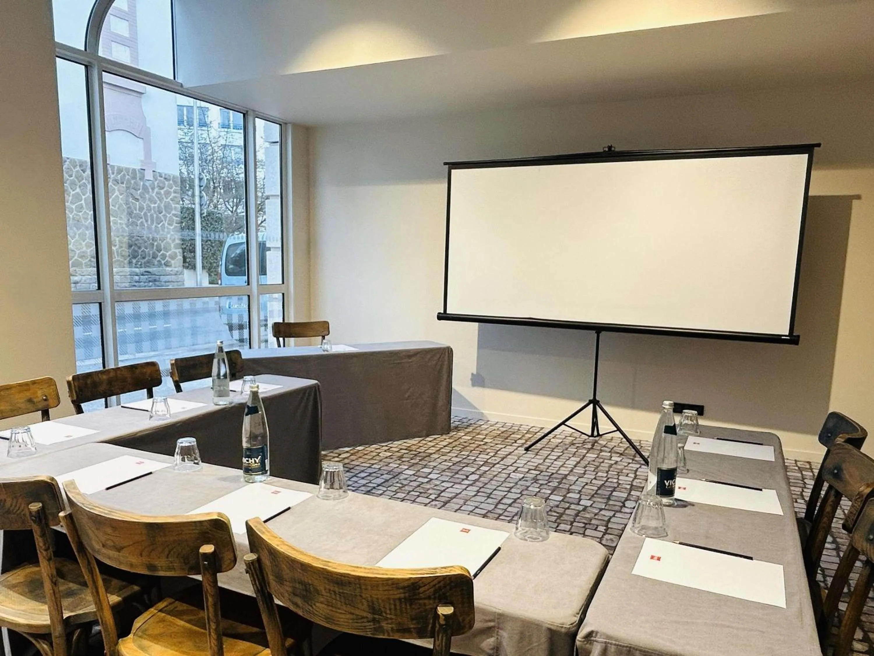 Meeting/conference room in ibis Vichy