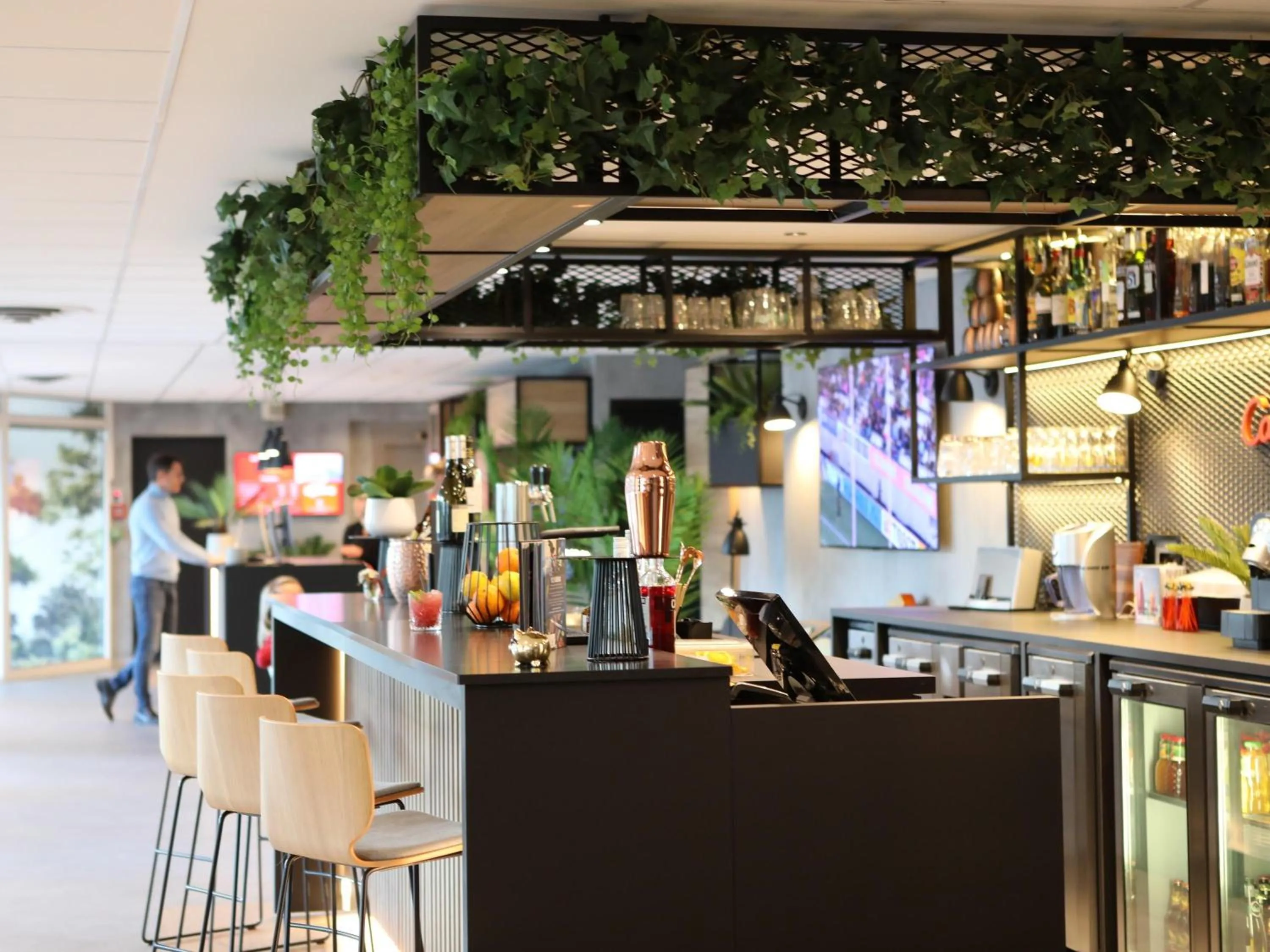 Lounge or bar in ibis Aubenas